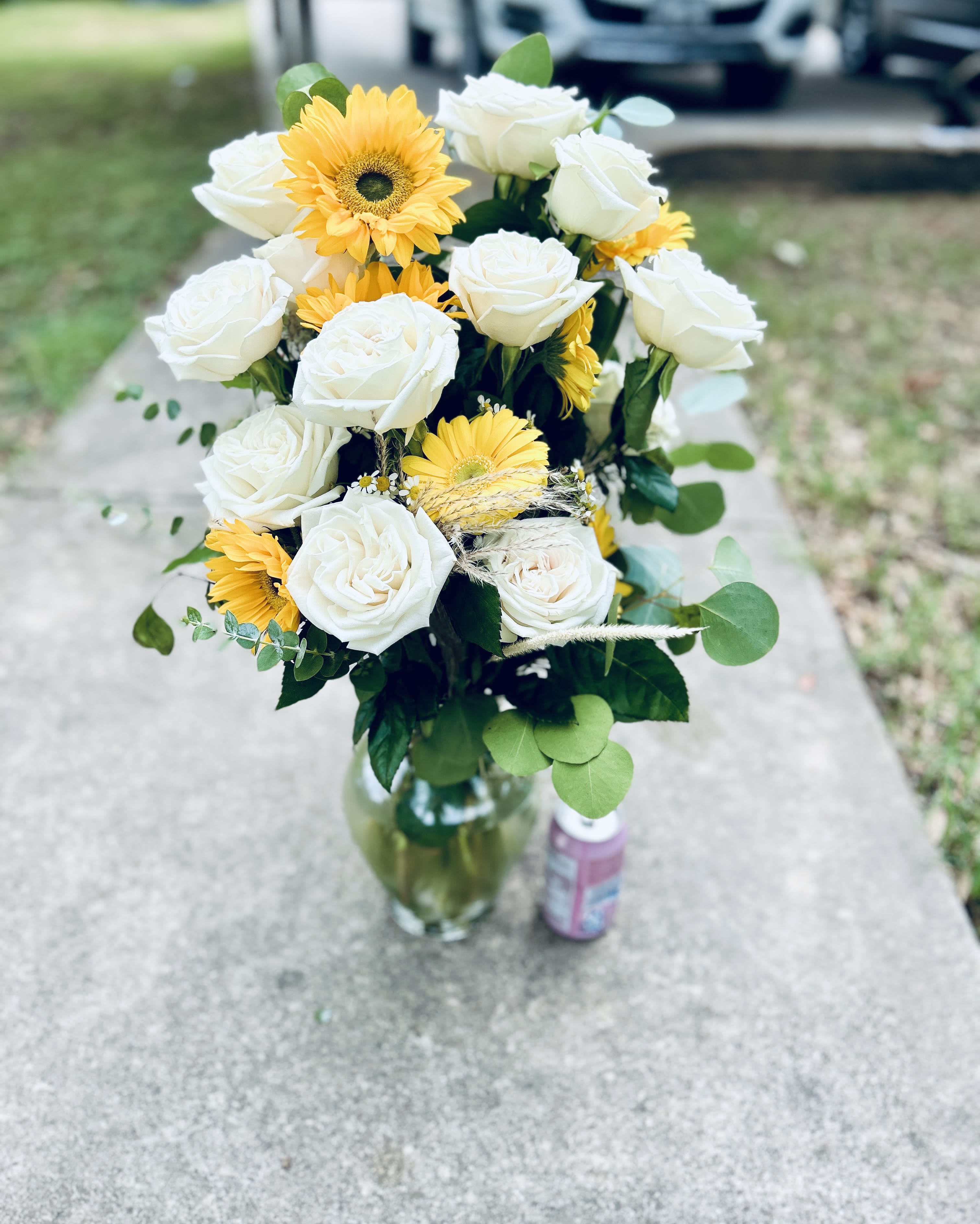 La Playa  - 12 beautiful La Playa white roses. This is as close as you’ll get to garden roses, without paying the “garden rose” price! Trust us. These roses bloom so big and beautiful and last longer! We use the finest florals and filtered water to ensure your floral arrangements last as long as possible. To ensure longevity, please empty and refill vase with fresh water every 2-3 days. This is a custom design by Wonderland Flowers! 