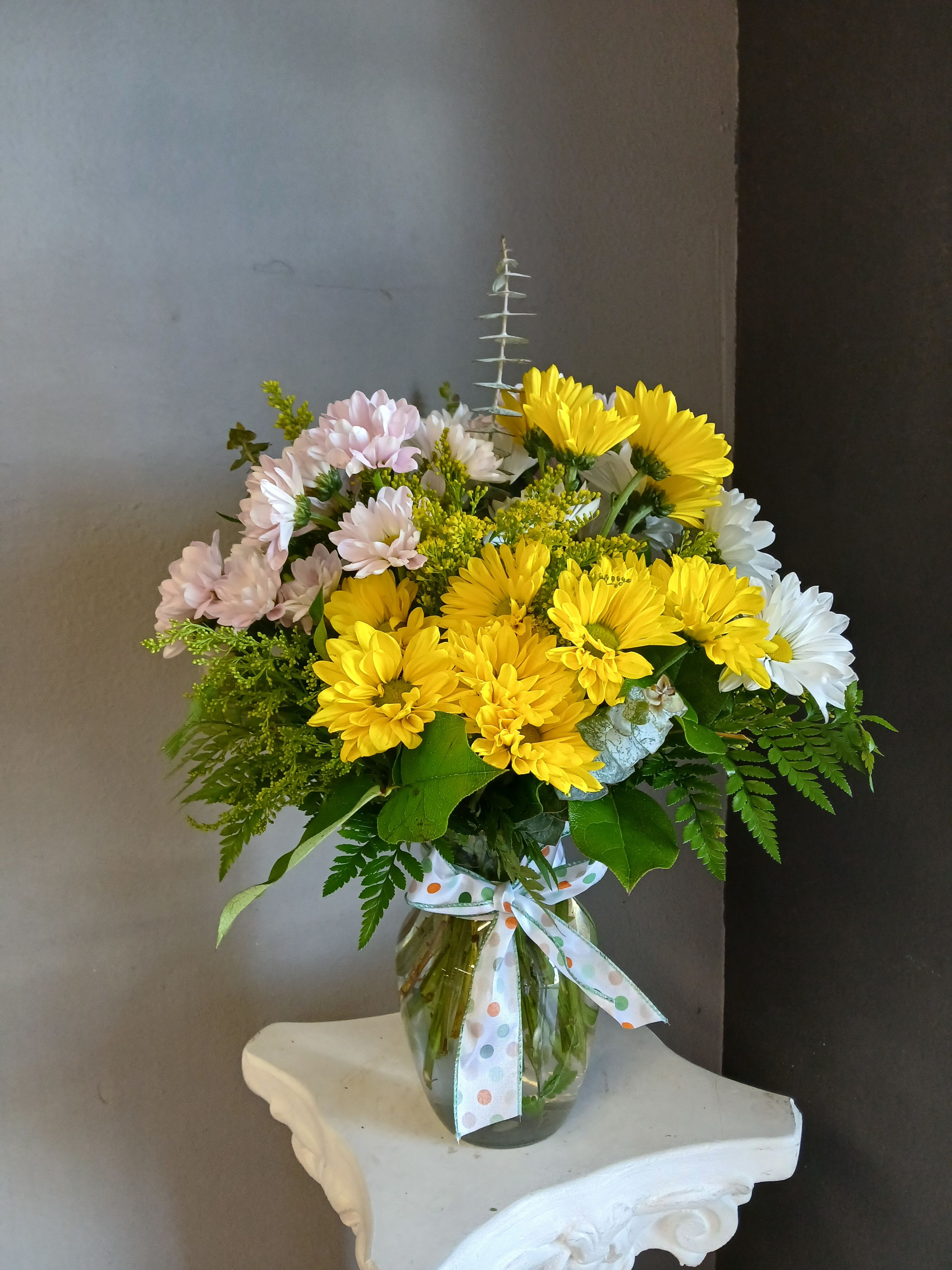 Daisies - Dizzy Dozen - One dozen daises designed in a vase.