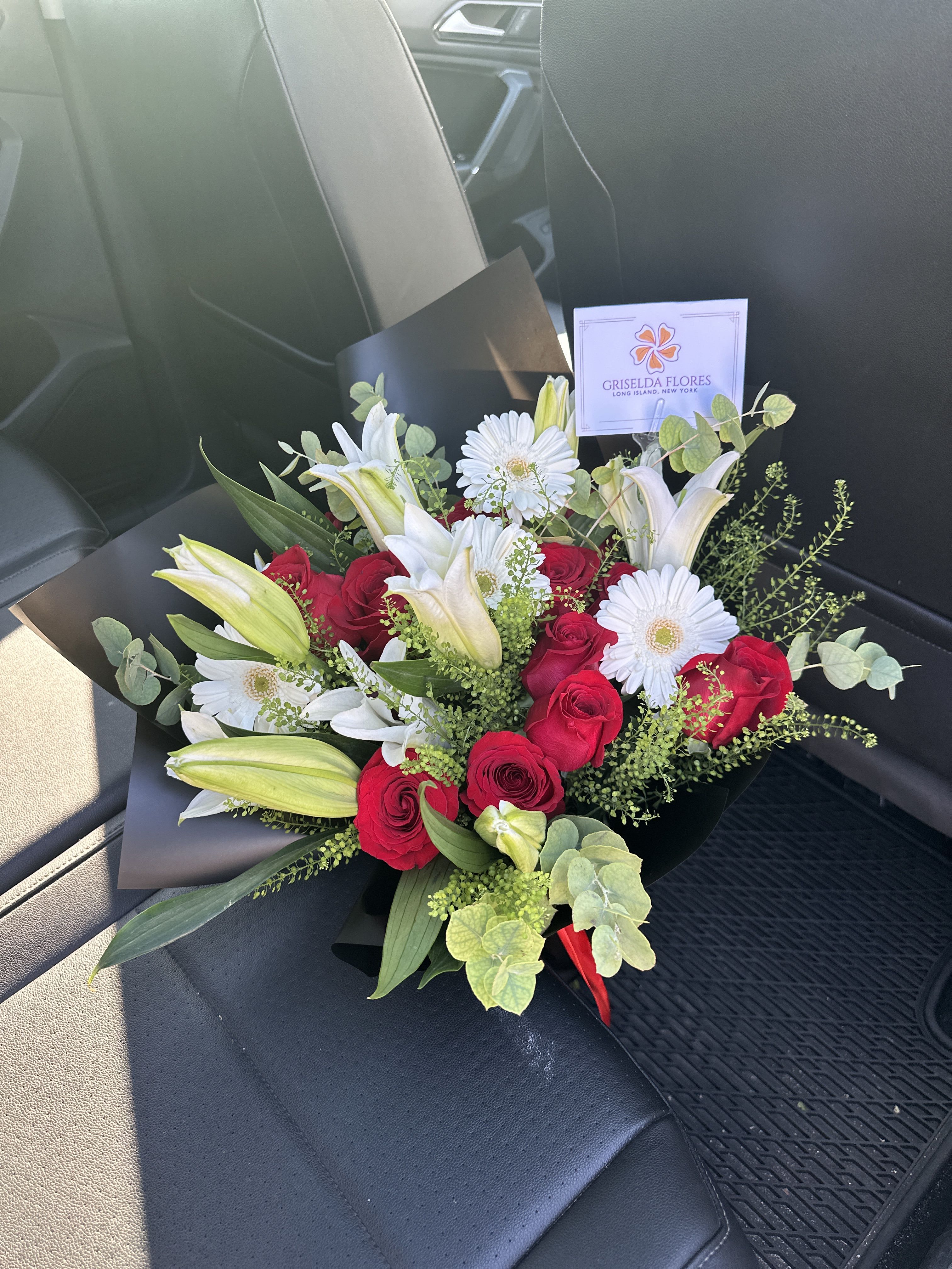 Ramo de rosas, lirios y gerberas en Port Jefferson New York - Asi de hermoso fue este ramo de rosas, lirios y gerberas que envie a Port Jefferson New York.