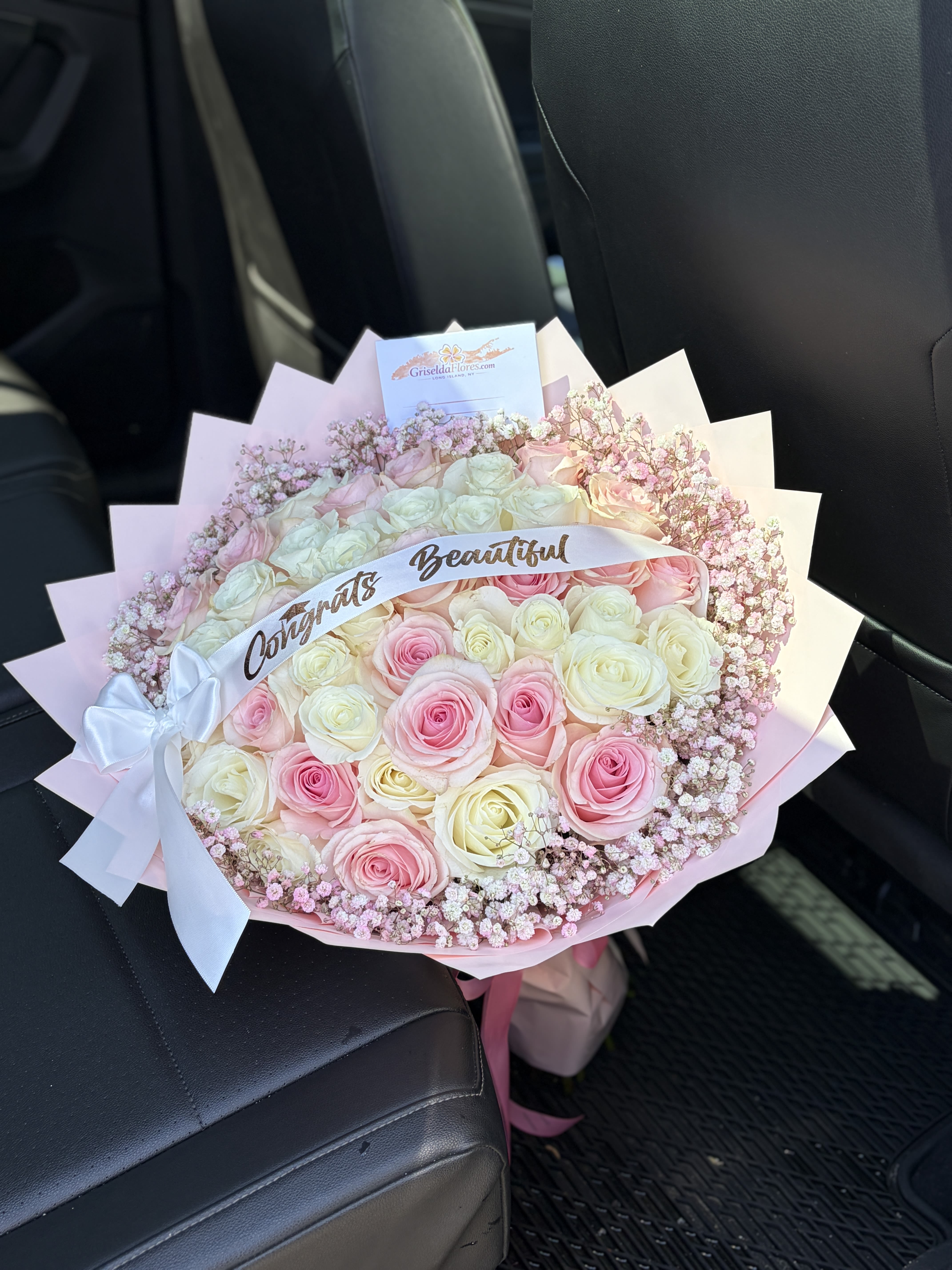 Ramo de 50 rosas y babys breath (incluye listón) - Ramo con 50 rosas (novia y tibet roses), babys breath rosado (pintado con spray), y liston con texto personalizado.