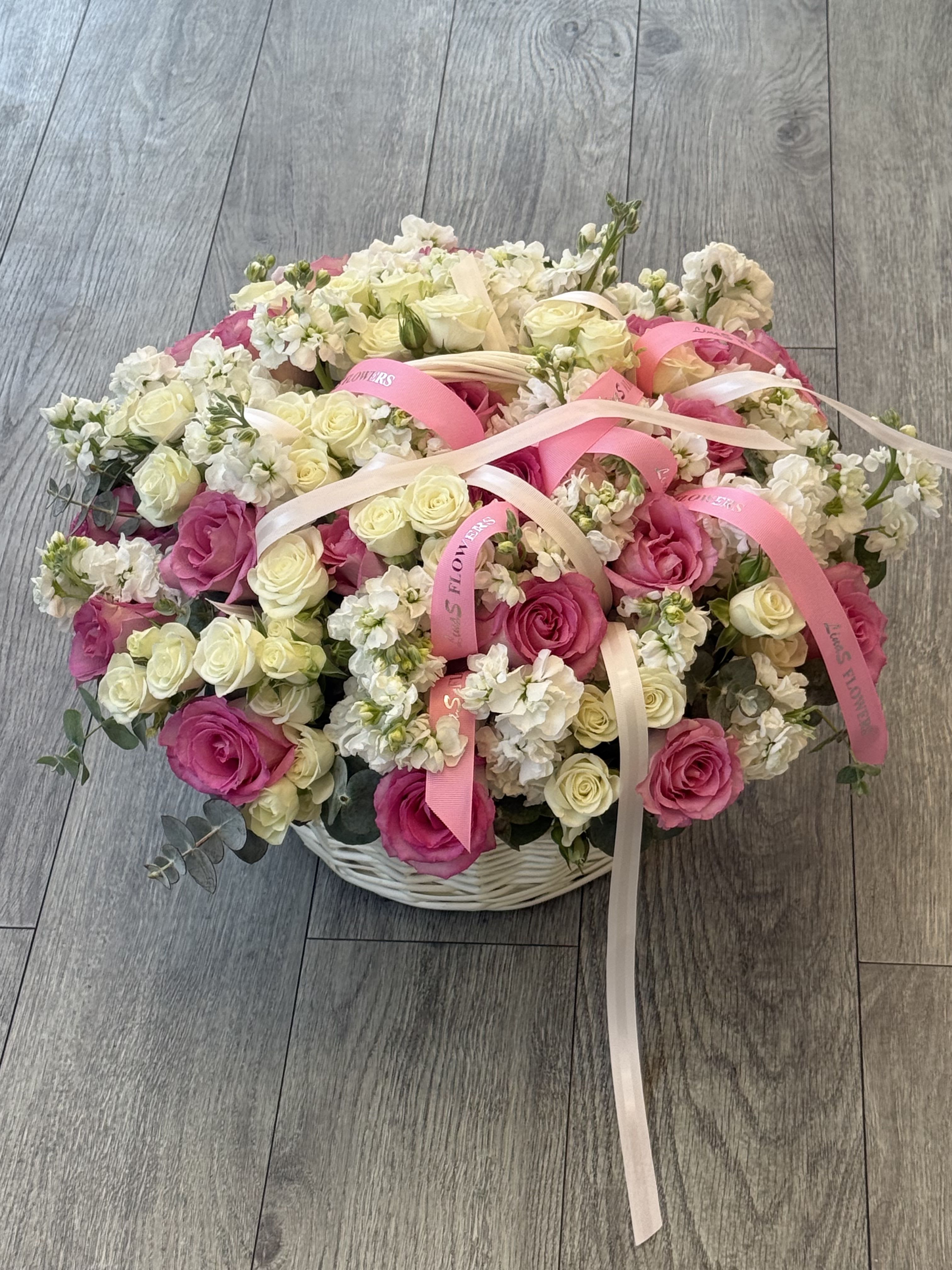 Lidi - • “Anemone arrangement — delicate, timeless, and refined.”