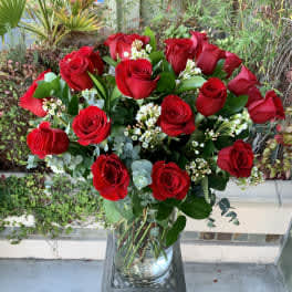 Bouquet of red roses in a clear glass vase