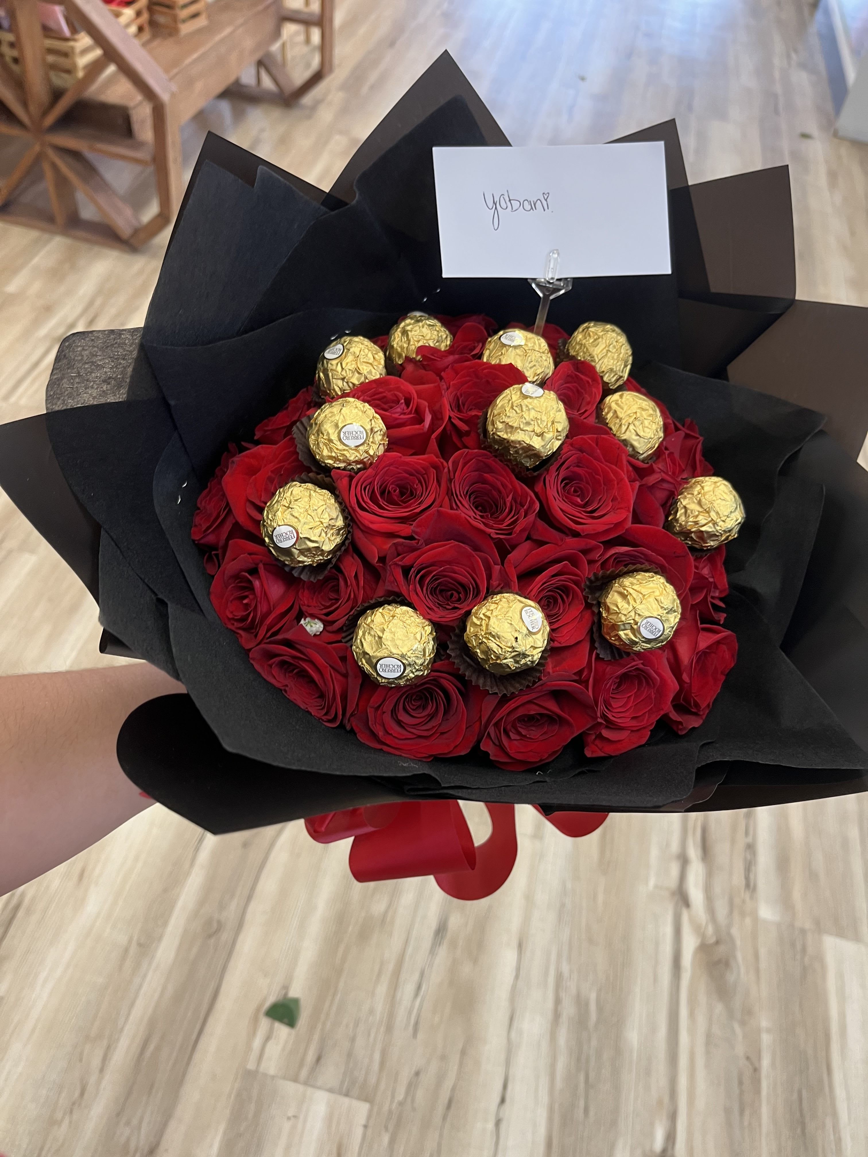 25 ELEGANT ROSE BOUQUET - 25 ROSES WITH FERRERO ROCHER CHOCOLATES WRAPPED IN PAPER