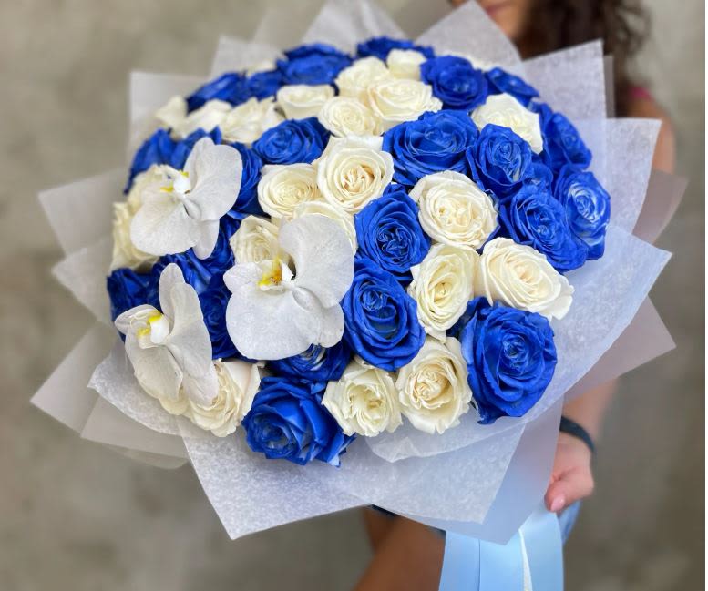 Bouquet of blue and white roses with white orchids