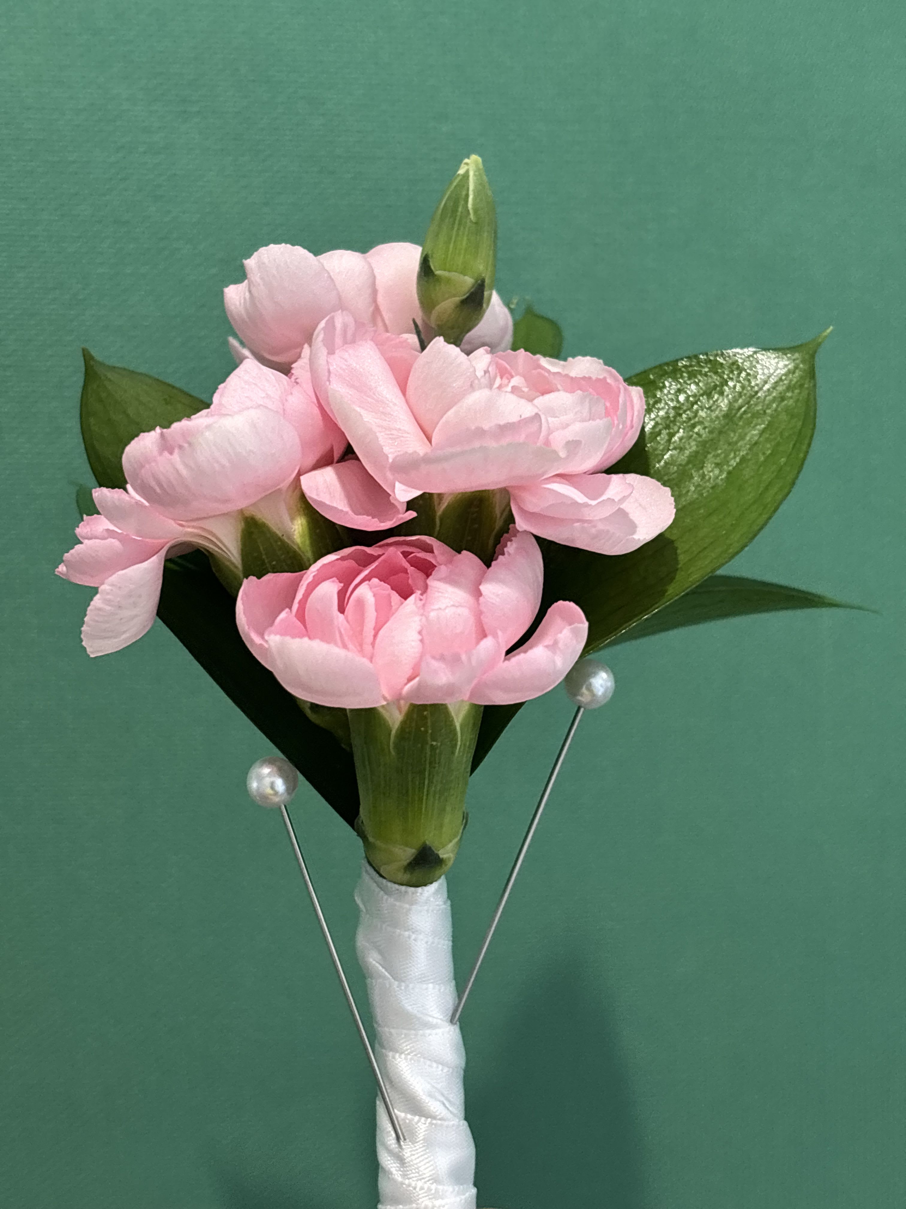 Sofia C. - Nice and stunny boutonniere, you can tell us your preference color and we will make a boutonniere just for your occasion.
