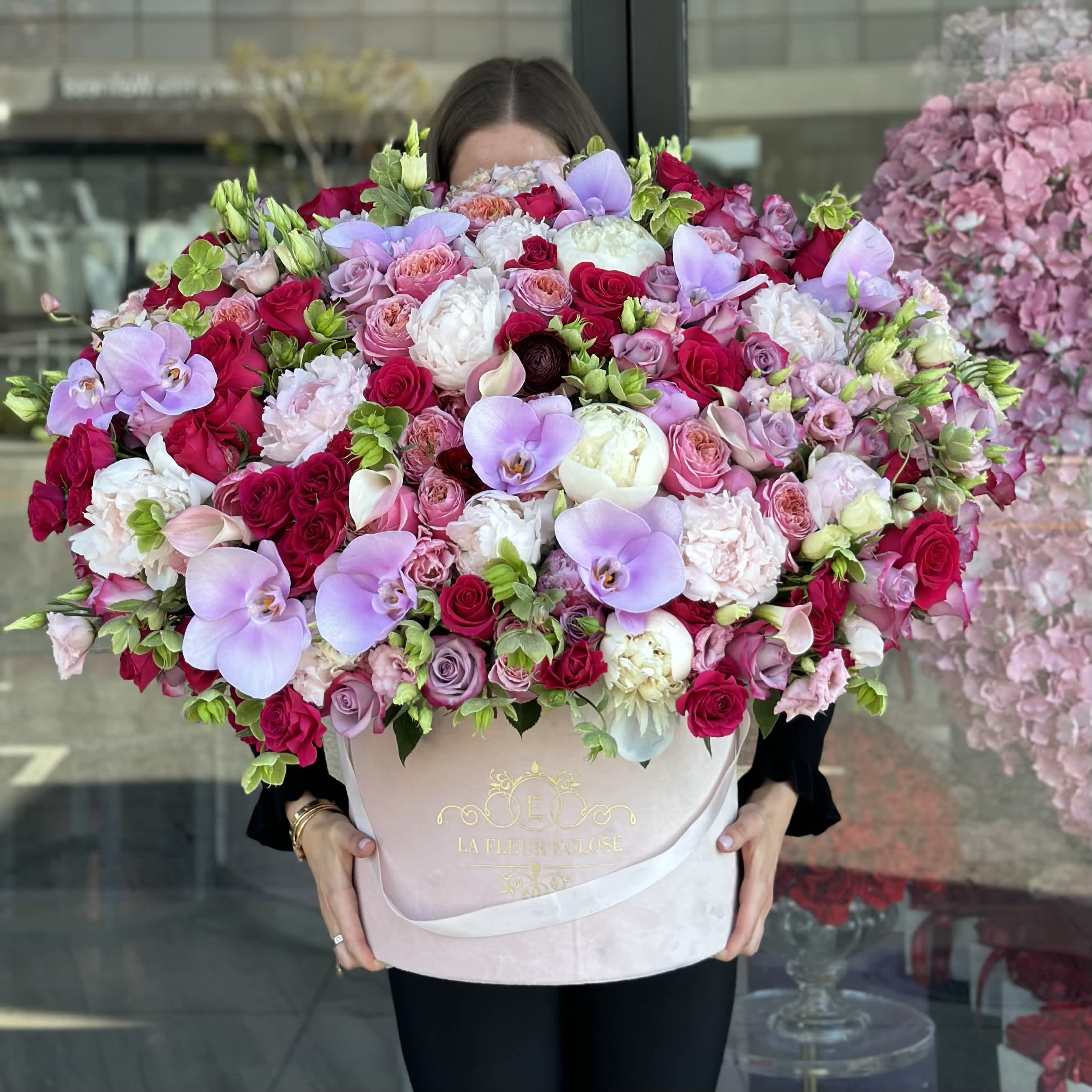 Large Pink Elegance V - beautiful mix in a pink velvet box with premium flowers 