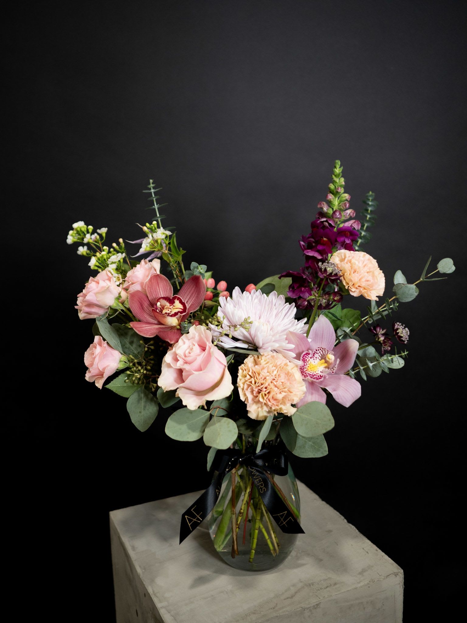 Pink and peach mixed bouquet in a glass vase