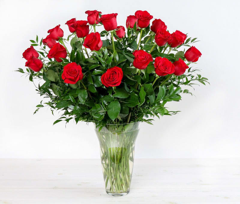 Bouquet of red roses in a clear glass vase