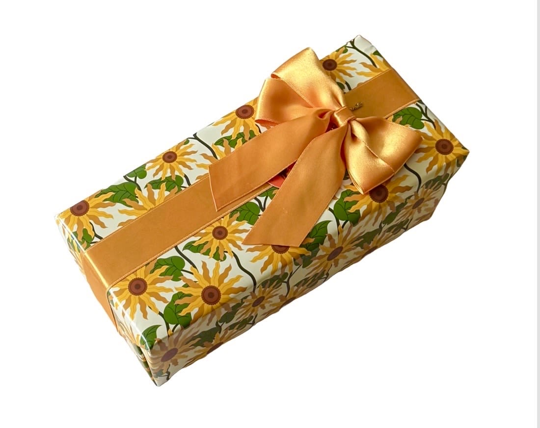 Chocolates in sunflower design  - Assortment of delicious chocolates  Flavors:  Milk and dark chocolate filled with hazelnut cream  Milk and white chocolate filled with peanut cream Milk chocolate filled with raspberry cream Milk and white chocolate filled with milk cream   