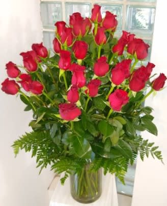 Bouquet of red roses in a glass vase
