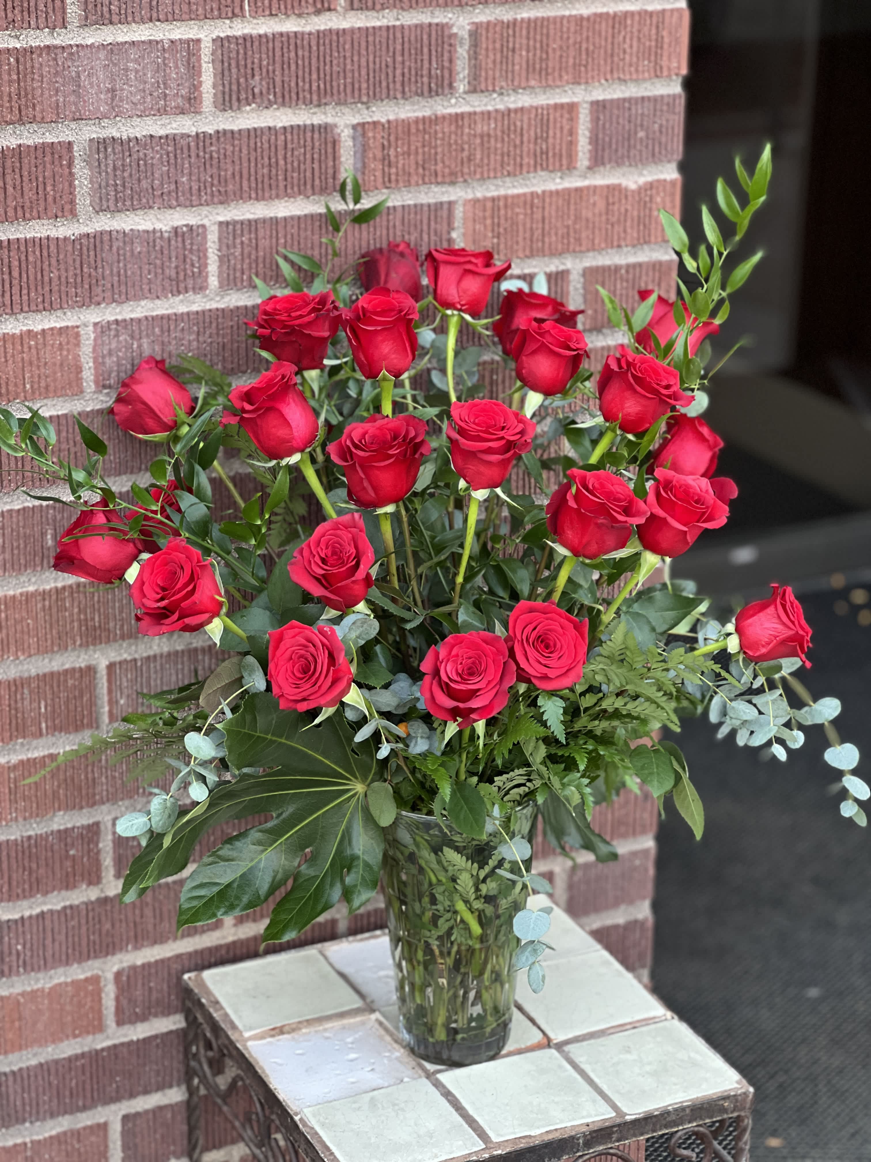 Bouquet of red roses in a clear glass vase