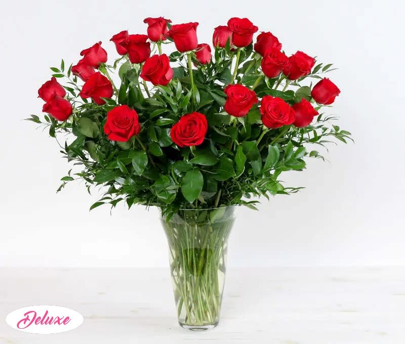 Bouquet of red roses in a clear glass vase