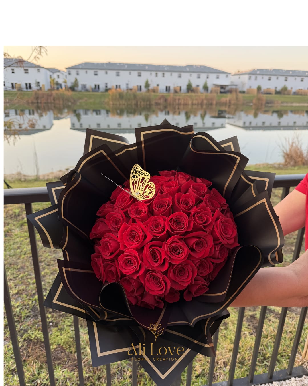 Red Roses Bouquets - Elegant bouquet of fresh red roses, perfect for romantic occasions and special moments.