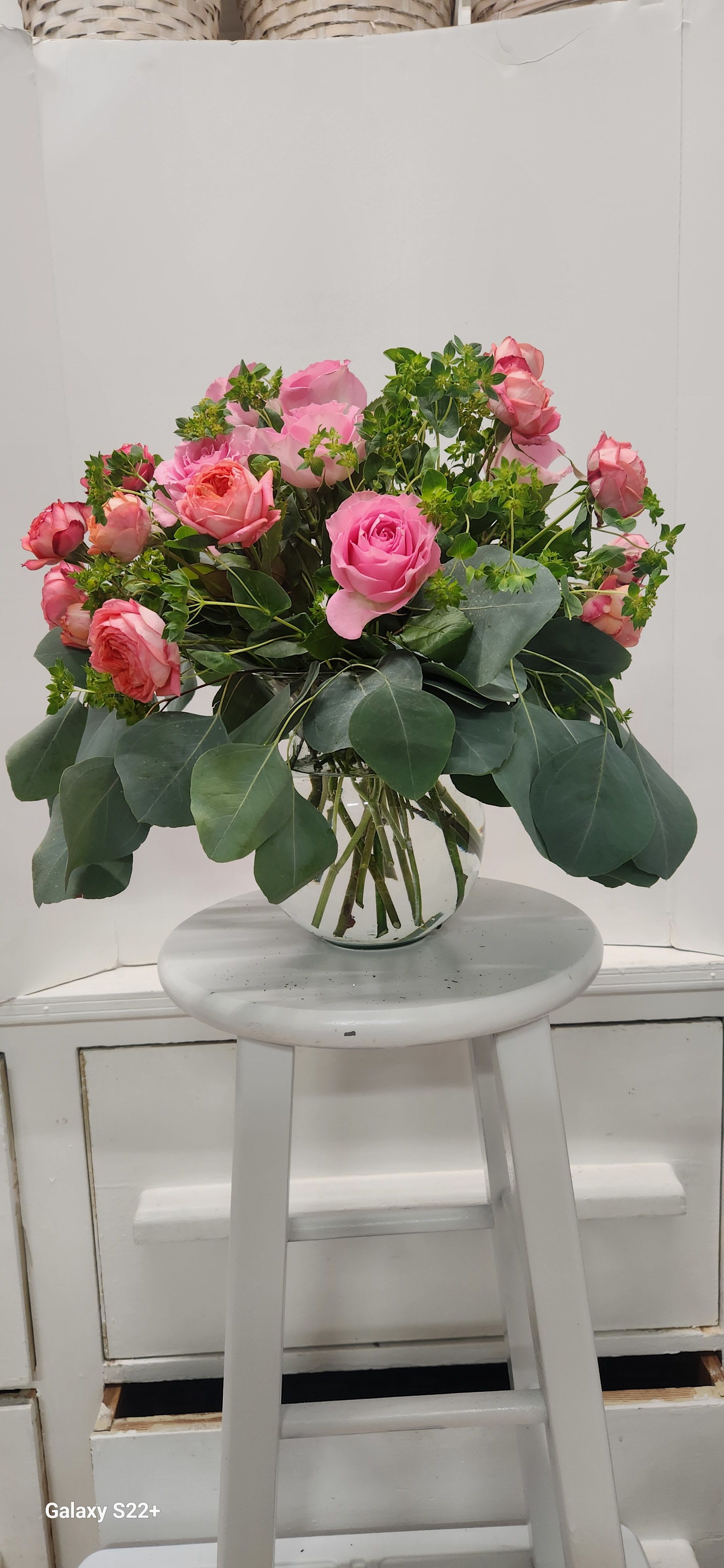 Pink rose bouquet in a clear glass vase