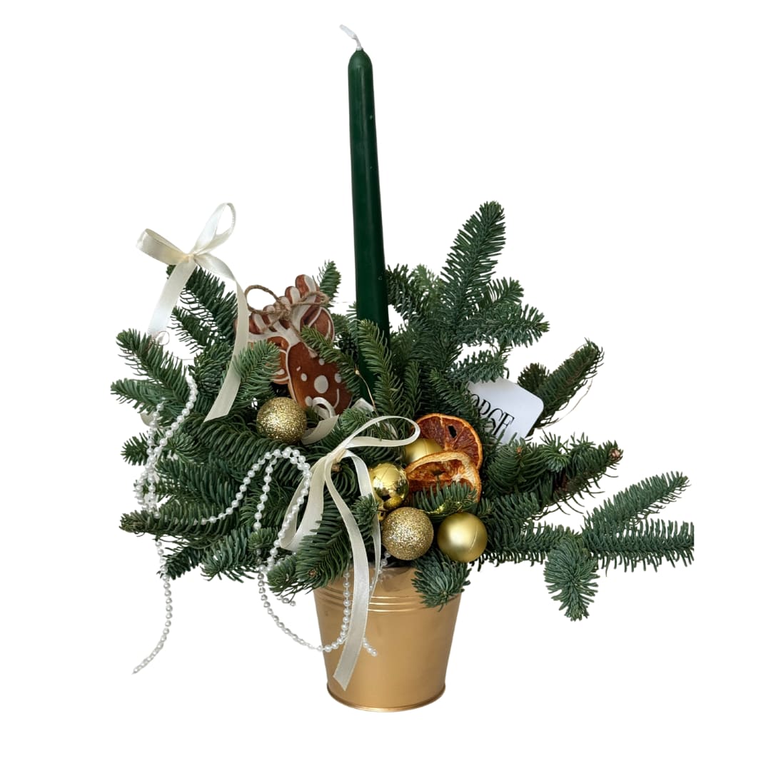 Forest glow - A festive holiday centerpiece made with fresh, fragrant evergreen in a gold pot, styled with a tall green taper candle, gold ornaments, dried orange slices, and soft ribbons + pearl garland for an elegant finish. A touch of gingerbread charm makes it feel extra cozy and gift-ready. Perfect for tables, entryways, hostess gifts, and holiday parties.