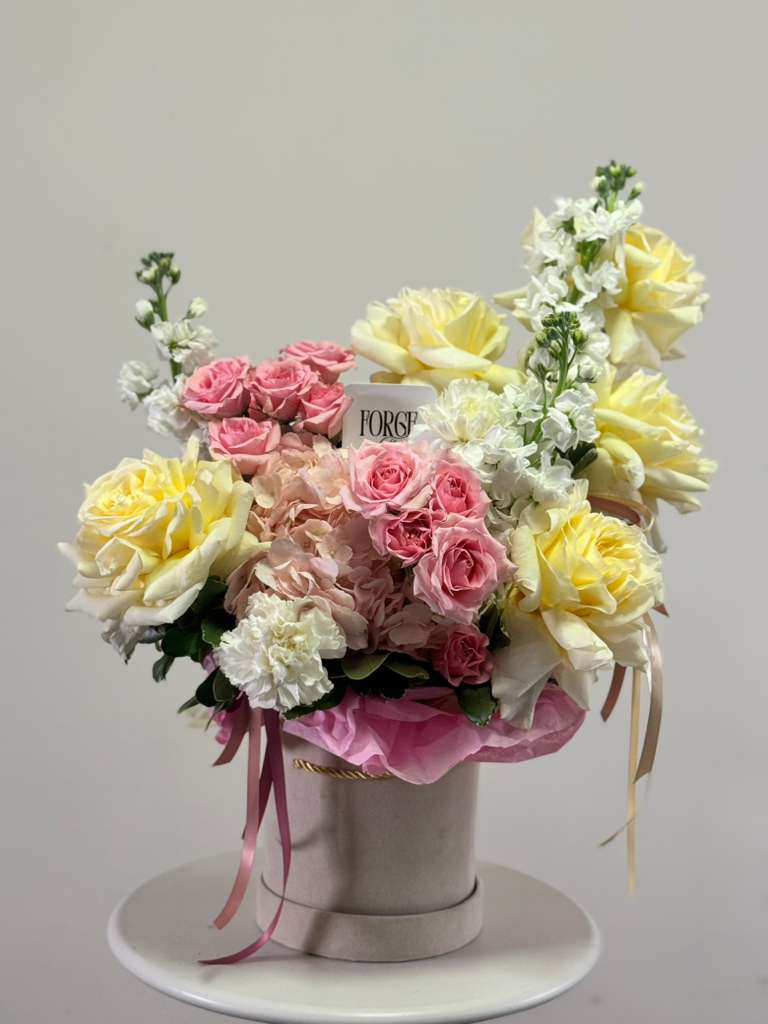 Cotton Candy Flower box - A soft, romantic arrangement in dreamy shades of blush pink and buttery ivory. Lush roses meet airy whites and gentle textures, creating that “just fell in love” feeling. Perfect for birthdays, thank-yous, or when you want to say you’re special without saying a word. Elegant, feminine, and effortlessly pretty.