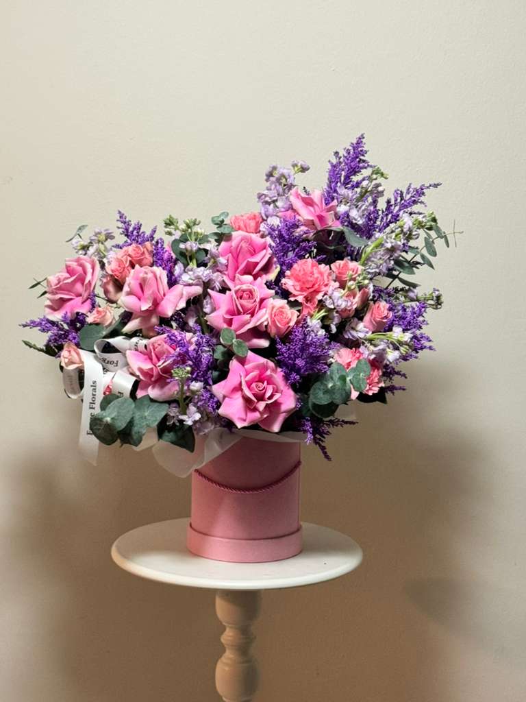 Lavender field Hat box - Colored solidago with french roses and fragrant eucaliptus!