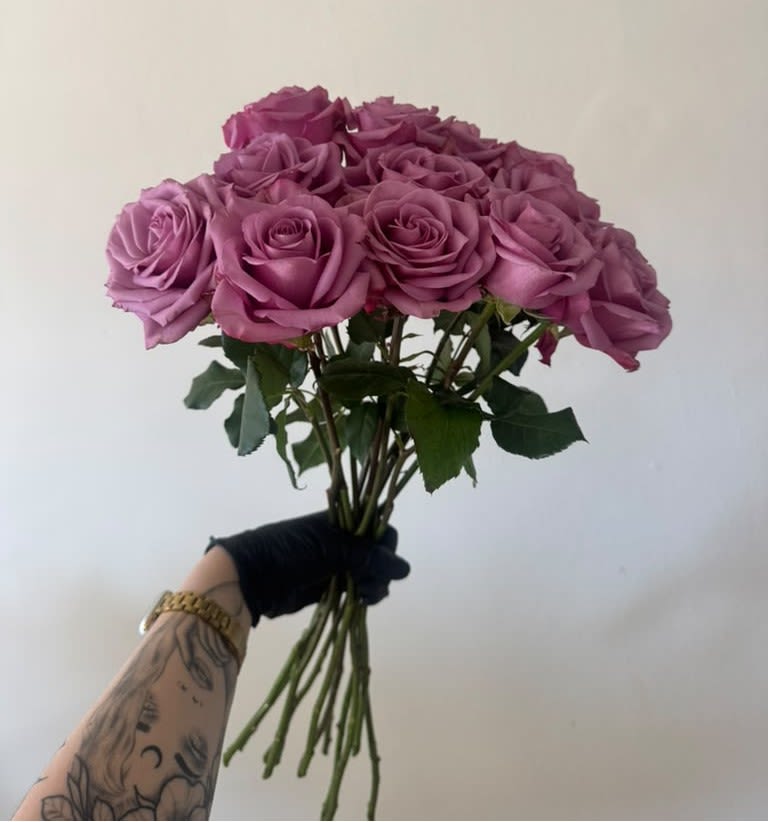 Bunch of roses  - A fresh bunch of premium roses wrapped in simple kraft paper and ready to enjoy. Perfect for flower lovers who prefer to arrange their own flowers at home or create a personalized gift. Choose your favorite rose color, or let us select the freshest blooms available.  More stems. Less packaging. Better value. Available in a variety of colors, including red, white, pink, yellow, peach, lavender, and seasonal shades based on availability. Please note: This product includes a bunch of roses only and is not a designed bouquet.