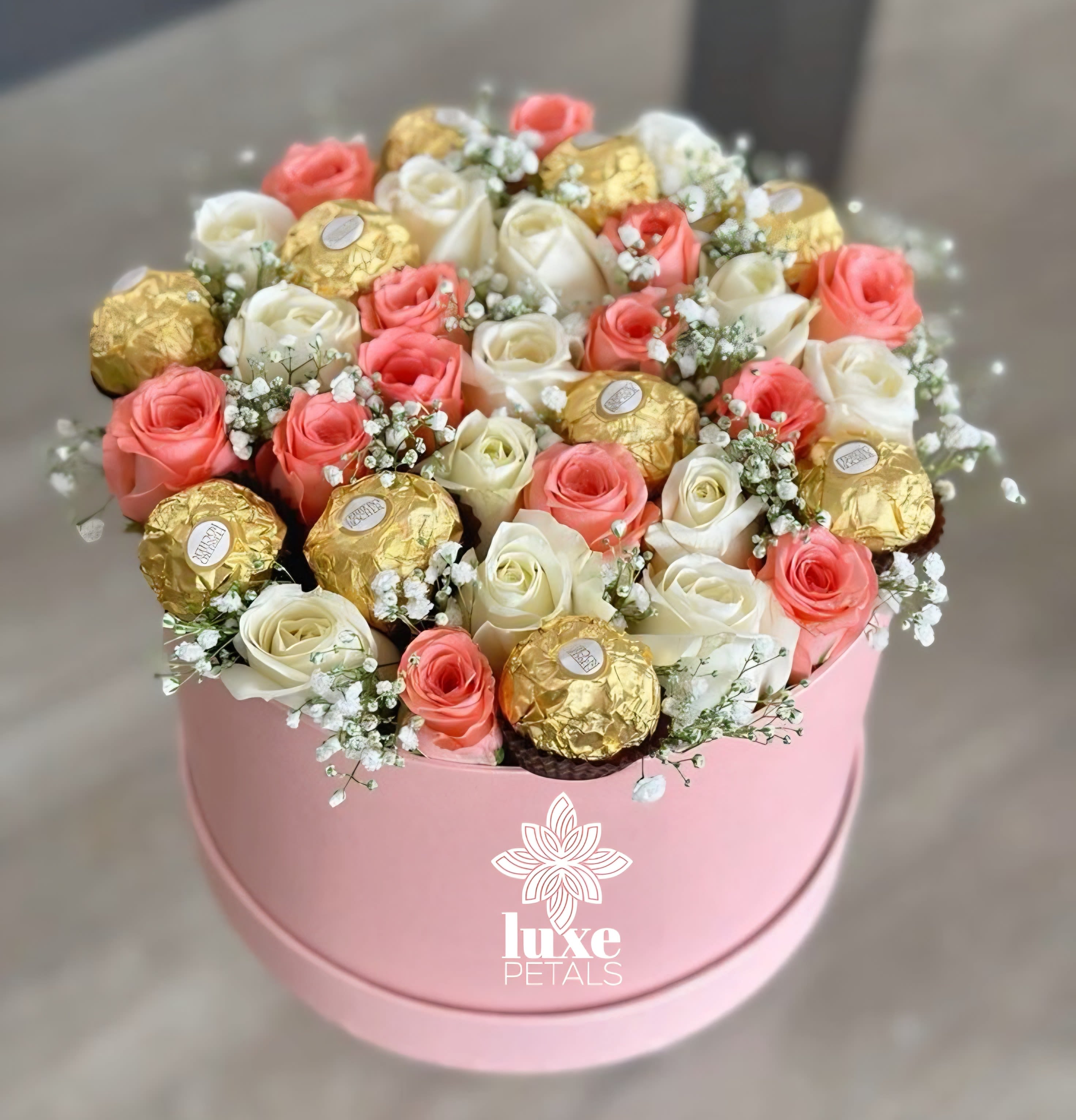 Cute Pinky - Glamorous box topped with elegant soft color roses and the perfect combination with a delicious chocolates. It features with a pure Ecuadorian Roses side by side to the most finest mix.  