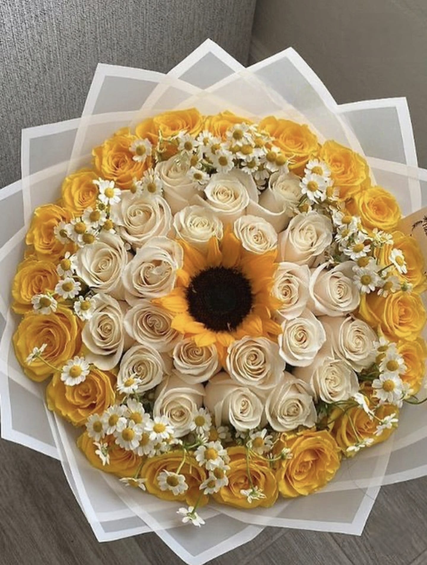 Sunny Sun - Bonche de  rosas amarillas y blancas con un sunflower.