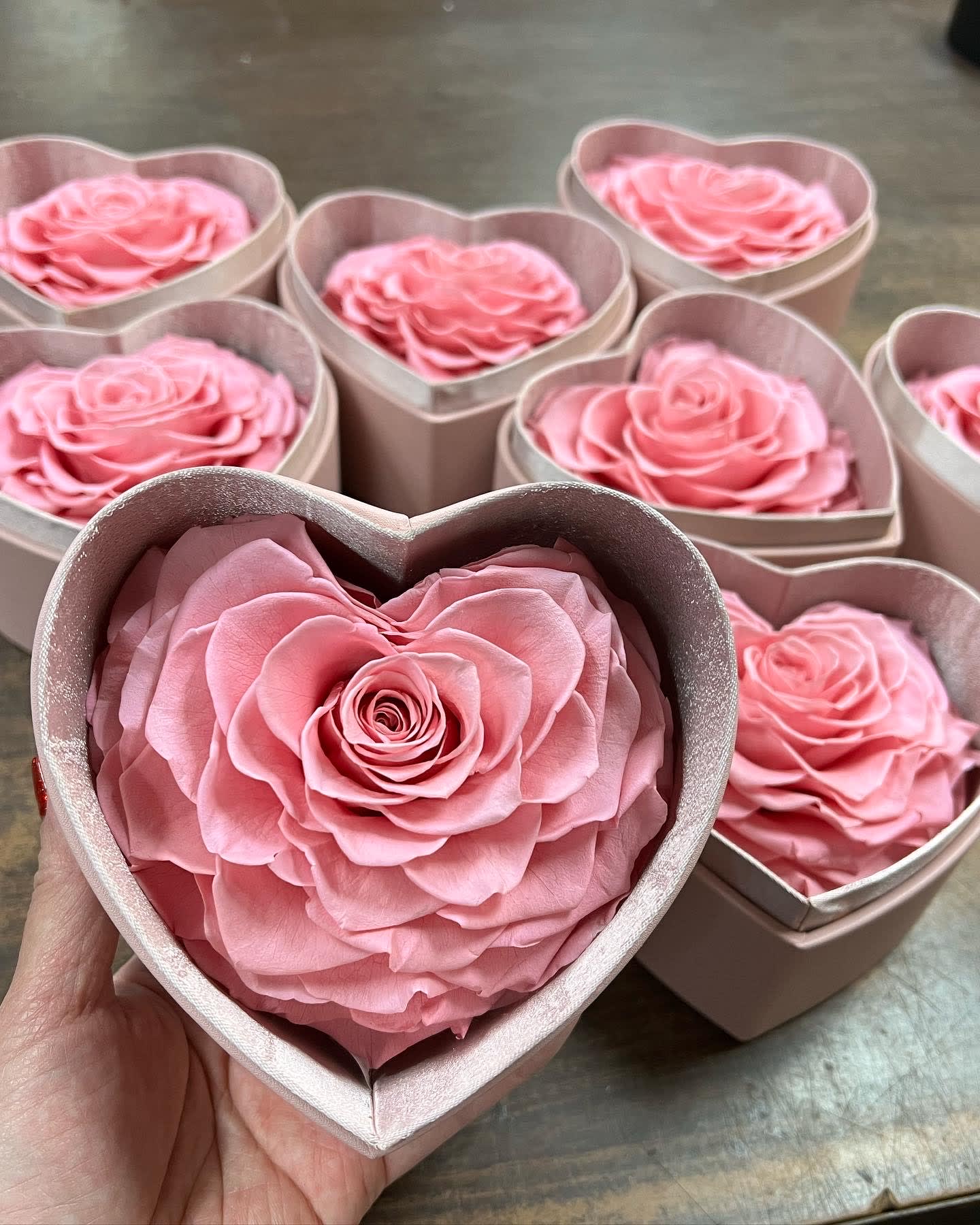 Preserved rose in heart box PINK - Preserved rose in a leather box. Small heart box size: 13*11*8 cm  Our infinity/preserved roses are 100% real roses that have undergone a preservation process to maintain their natural beauty and freshness. Follow the following care instruction and you can enjoy your flowers for years: * Keep your roses within room temperature * Keep them away from direct sunlight * Do not water them * Avoid touching them