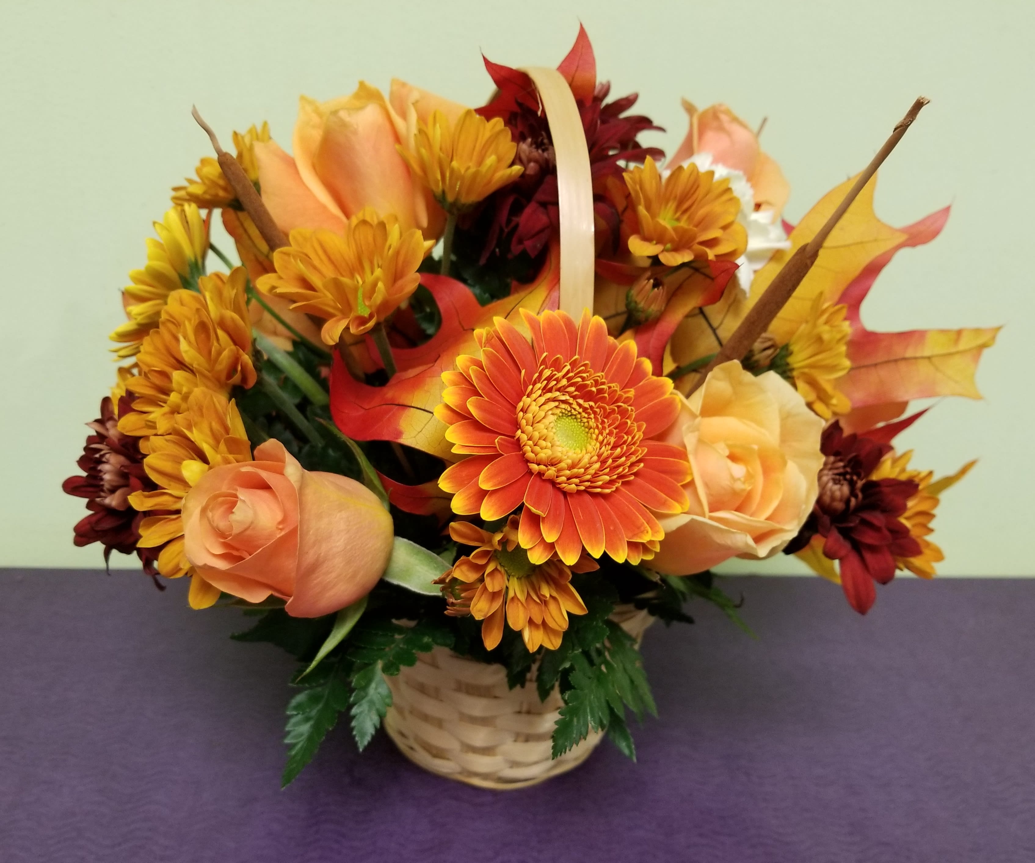 Autumn flower basket with orange roses and yellow daisies