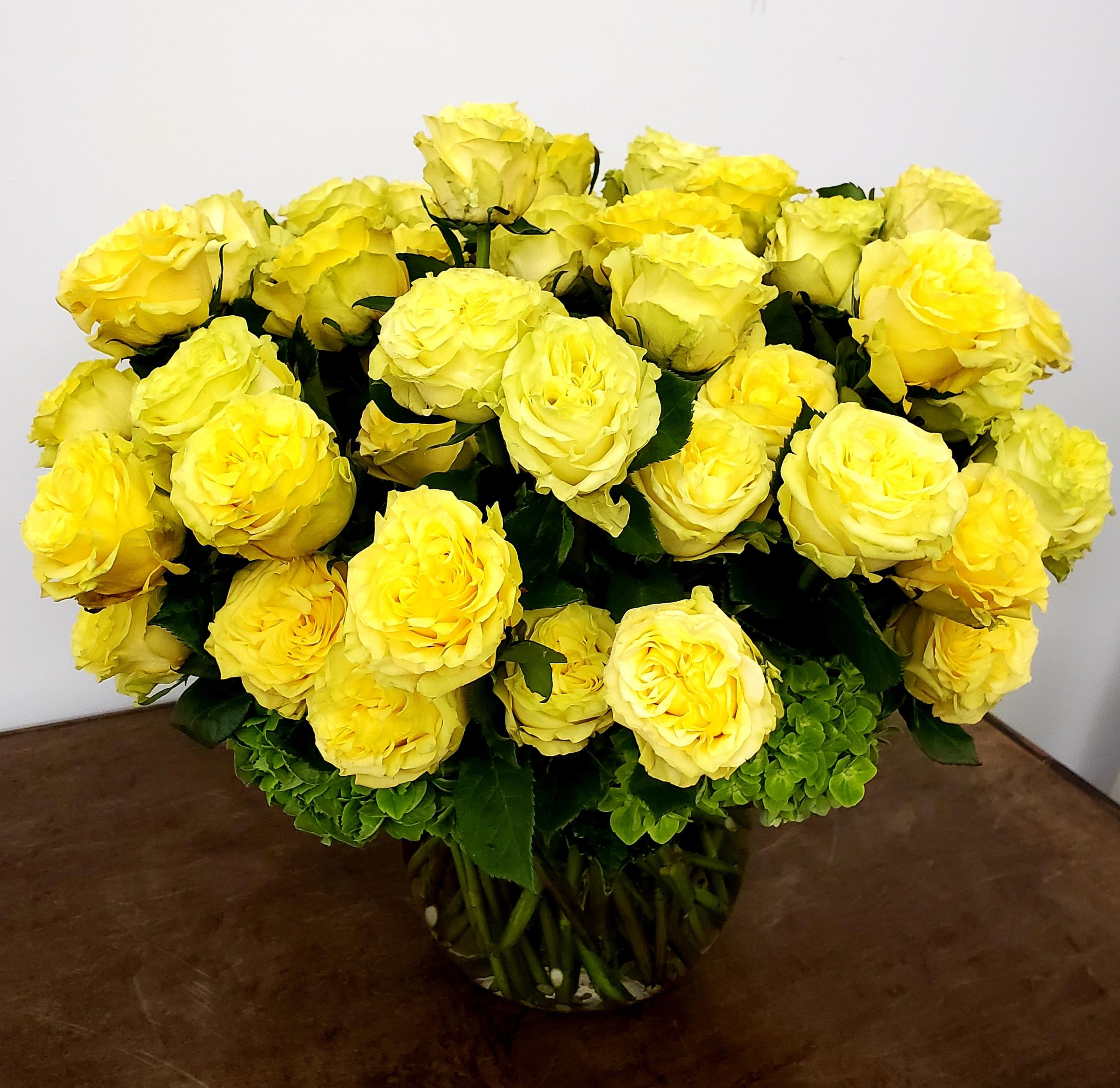 Bouquet of yellow roses in a glass vase