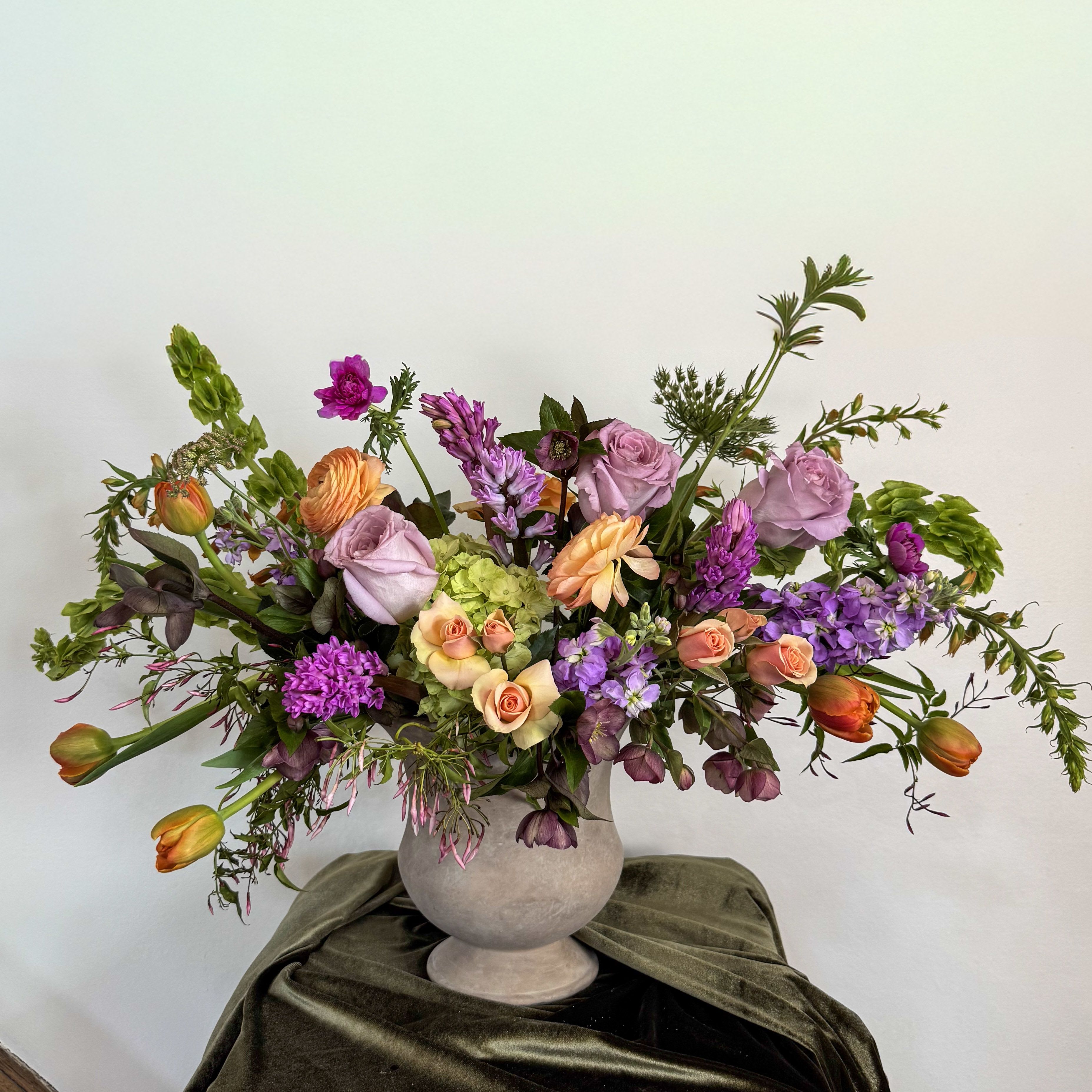 Grand Gesture - A designer's choice palette brings the highest quality the season has to offer in a striking, high-impact design. 