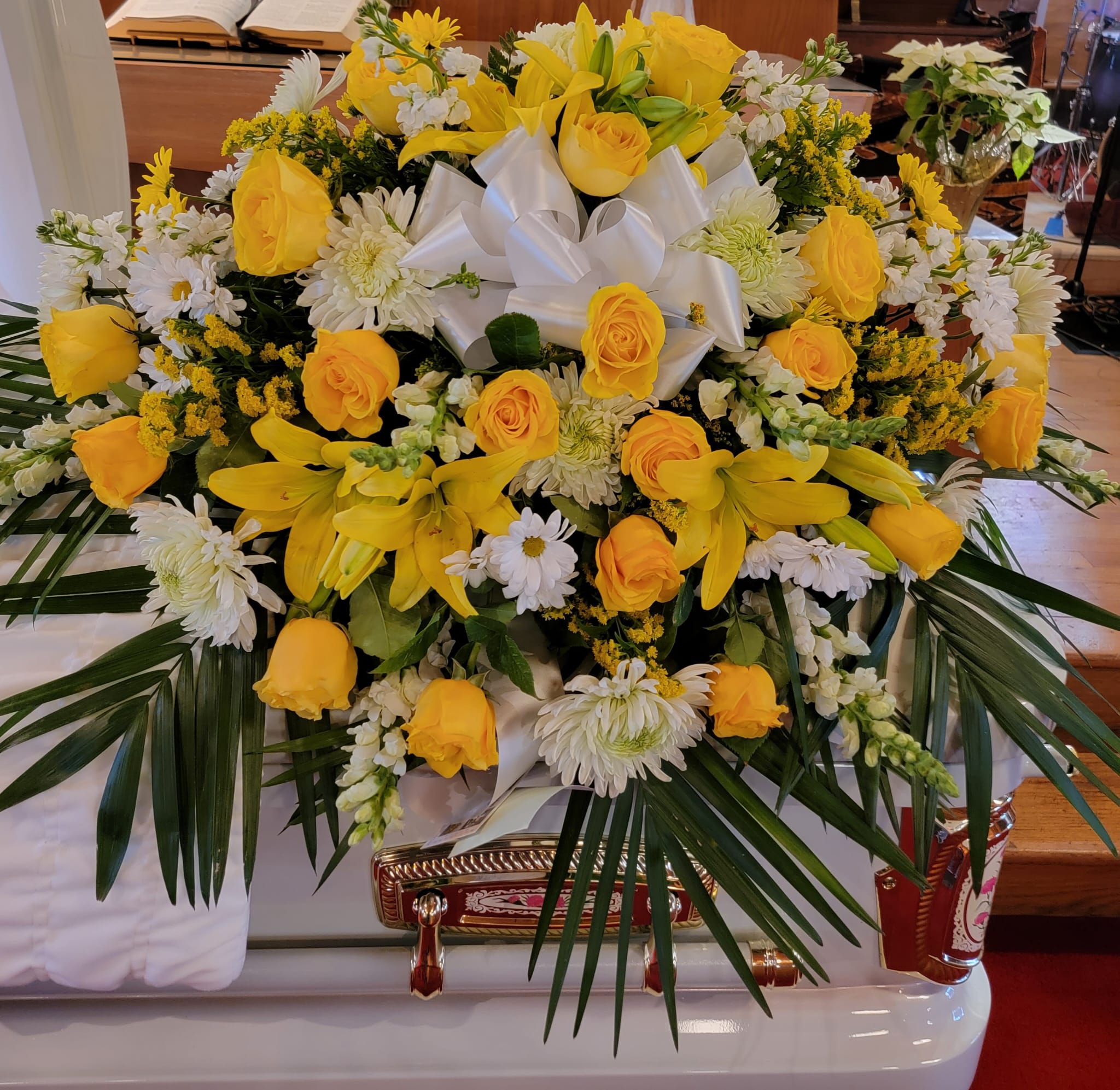 Yellow and white casket  - Yellow and white casket