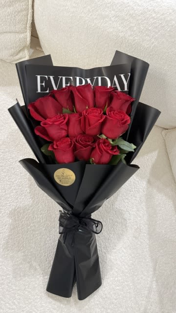 Classic 12  Red Roses - Bouquet of 12 presentation roses