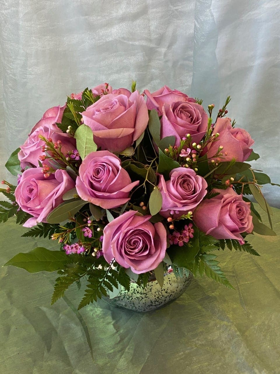 Pink rose bouquet in a speckled ceramic vase