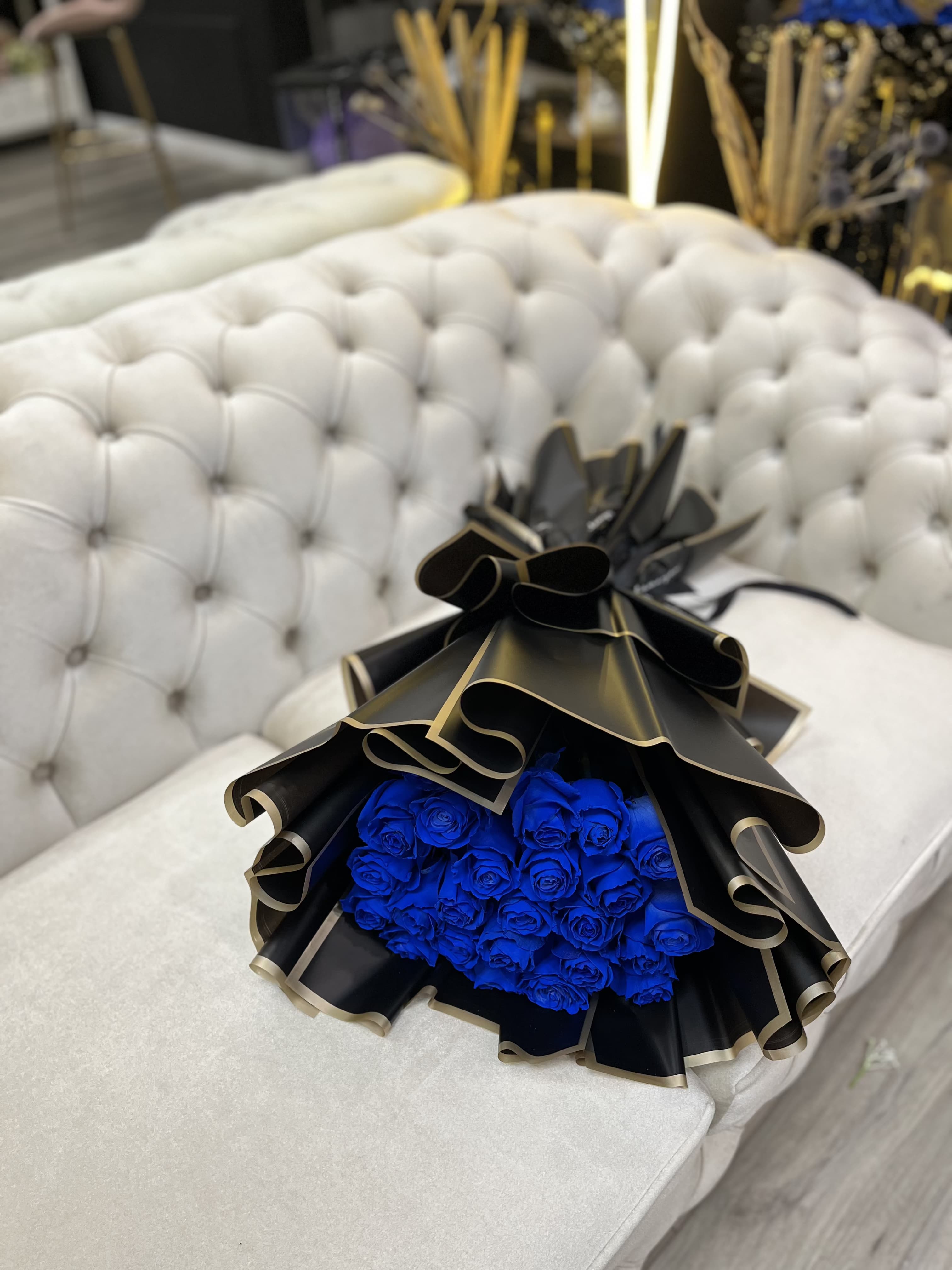 Royal Blue Dreams Bouget 25st - A stunning arrangement of the 25 royal blue roses. Perfect for any special occasion or to add a touch of luxury to your day.