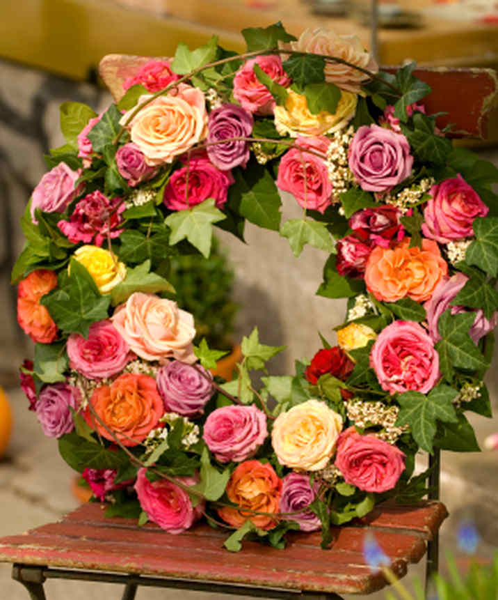 Rose garden wreath - a colorful loving display of roses with a English garden touch.