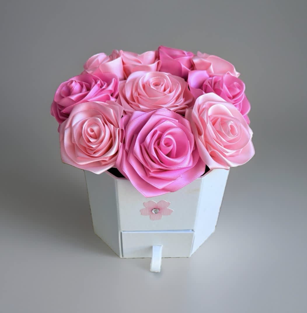 Pink rose bouquet in a white box with a small flower decoration