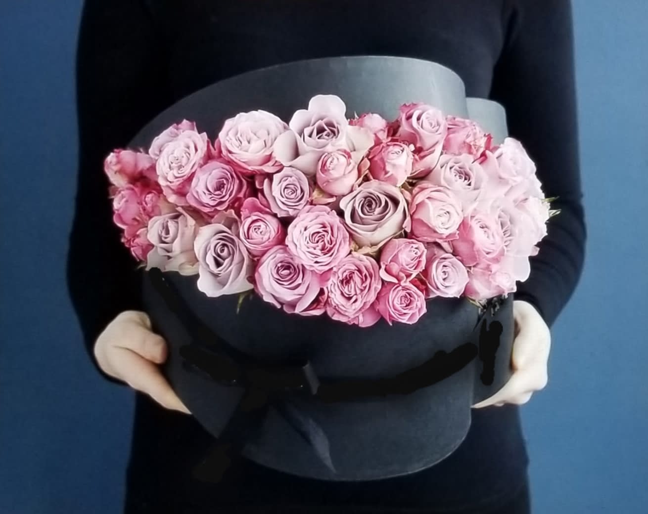 Pink rose bouquet in a black hat box