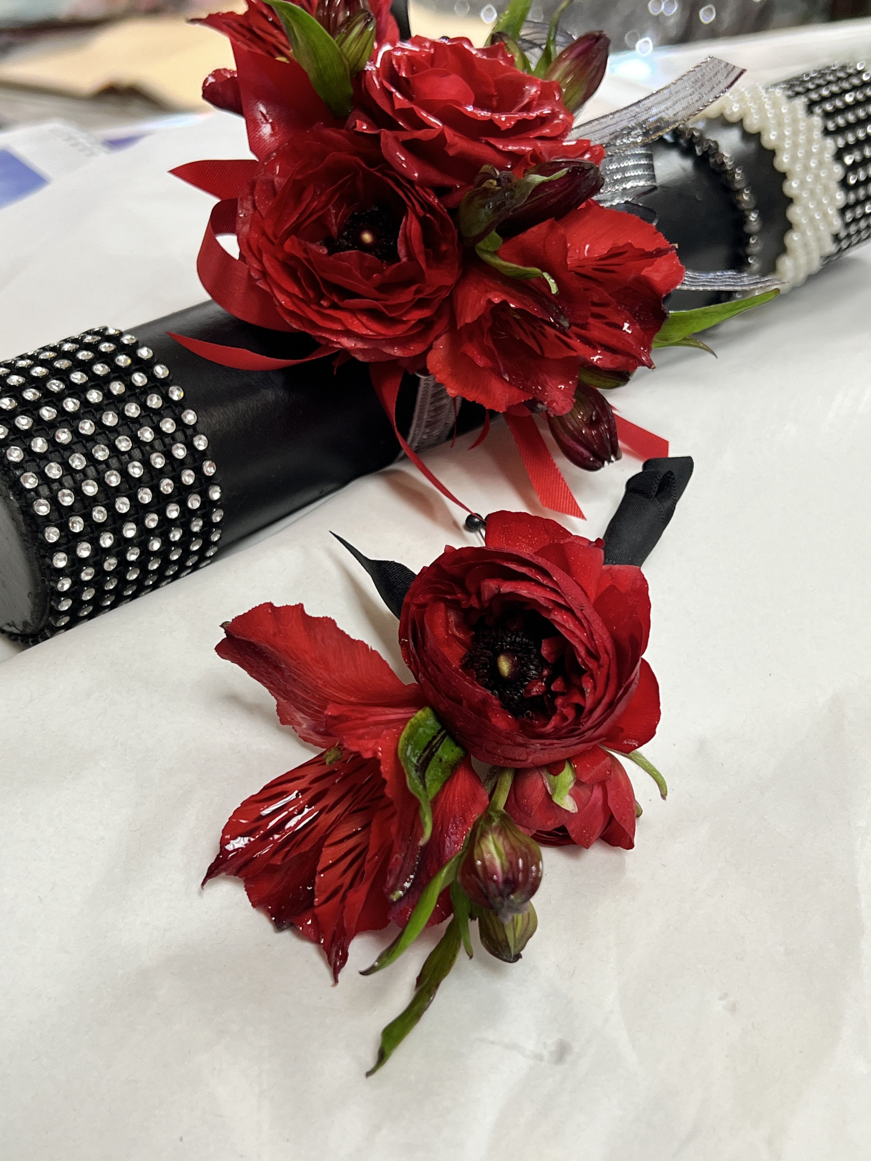 Prom Corsages by Charlene - Prom and Winter formal Corsages and Boutonnières. 