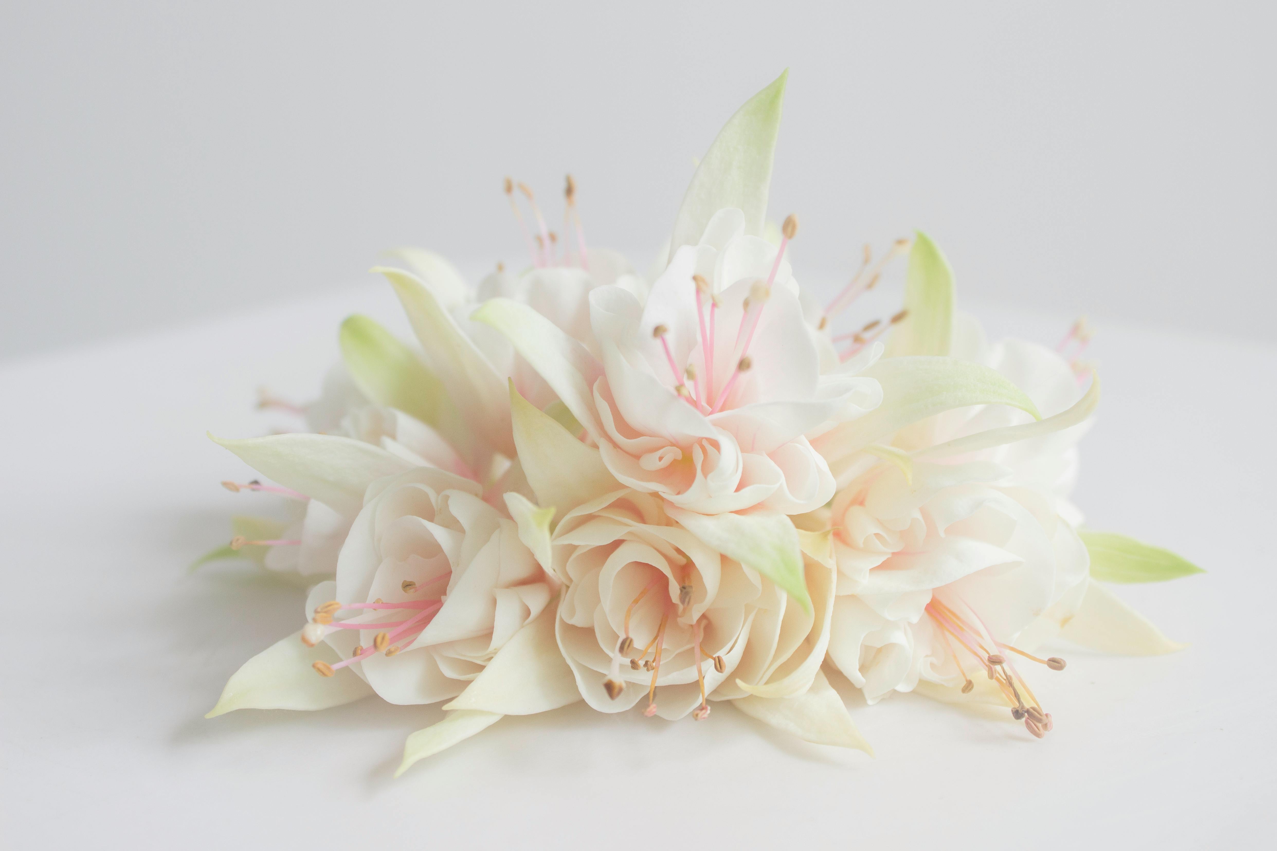 Custom Corsage  - [español abajo] Your perfect corsage elevates any special occasion. Handcrafted with care, our corsages feature vibrant flowers that add a touch of elegance to your outfit. Ideal for proms, weddings, quinceañeras, and formal events. Choose from a variety of colors to match your unique taste.   **Please specify your color palette in the "Notes for Florist" section at checkout. Photos are representative of corsage size, but we need to hear the style hopes and color palette from you. Thank you!** // Descubre nuestra hermosa colección de corsages, perfectos para cualquier ocasión especial. Hechos a mano con cuidado, nuestros corsages tienen flores vibrantes que añaden un toque de elegancia a tu atuendo. Ideales para graduaciones, bodas y eventos formales, nuestros corsages te harán destacar. Elige entre una variedad de estilos y colores para que coincida con tu gusto único. Pide ahora y haz que tu evento sea inolvidable.