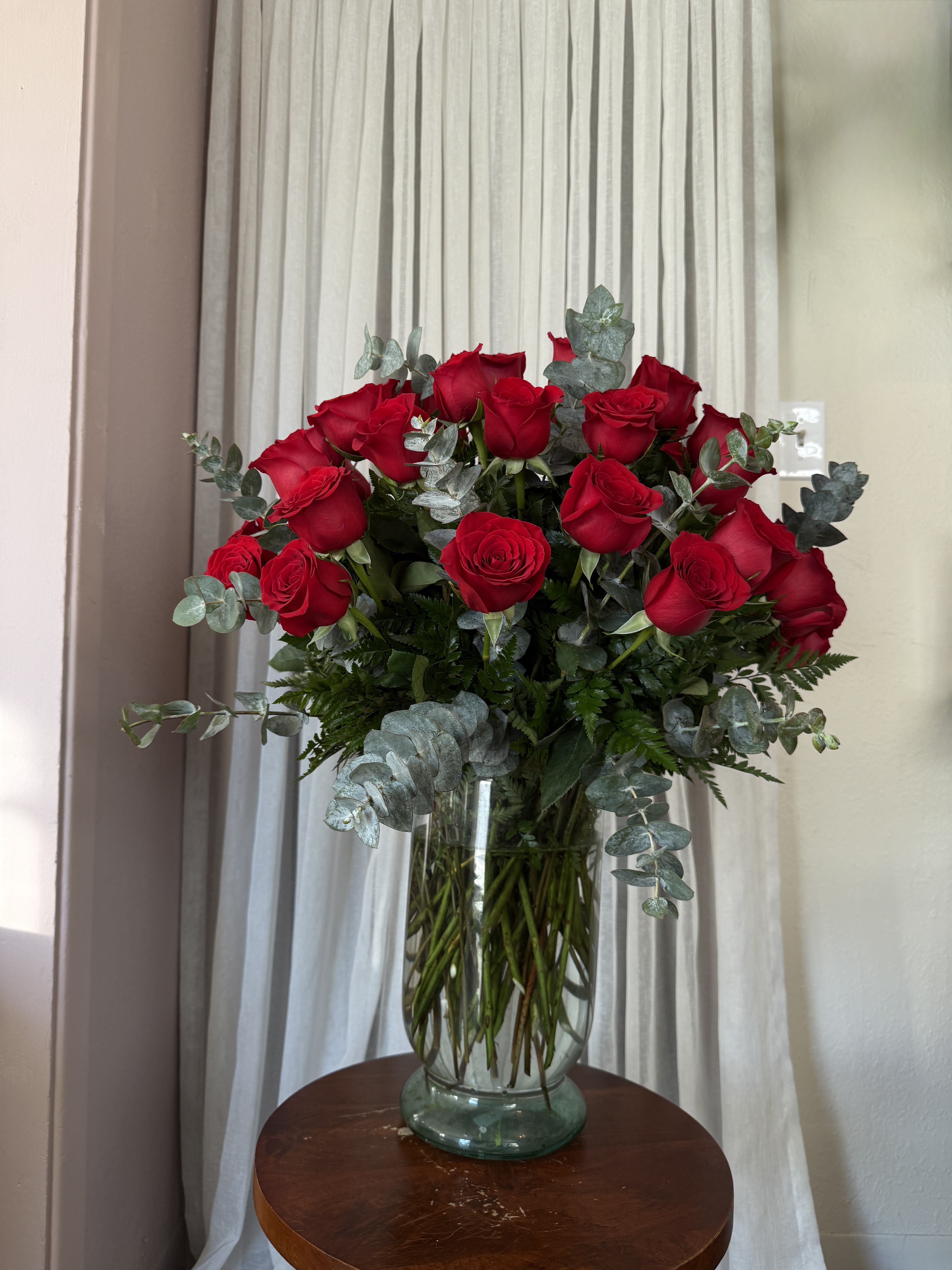 Bouquet of red roses in a clear glass vase