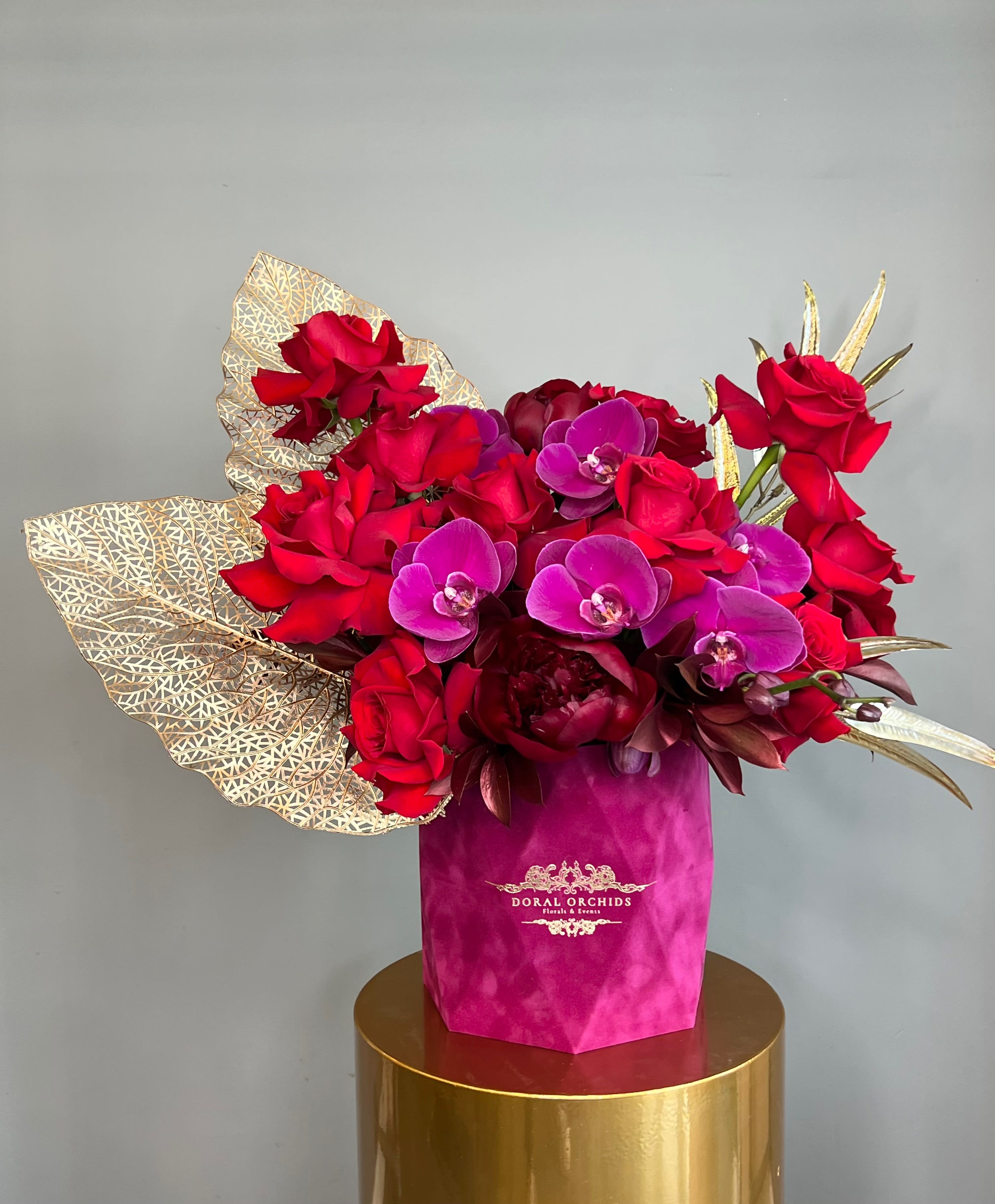 Shia™ - Luxurious arrangement of Roses, Peonies and Orchids in a velvet box