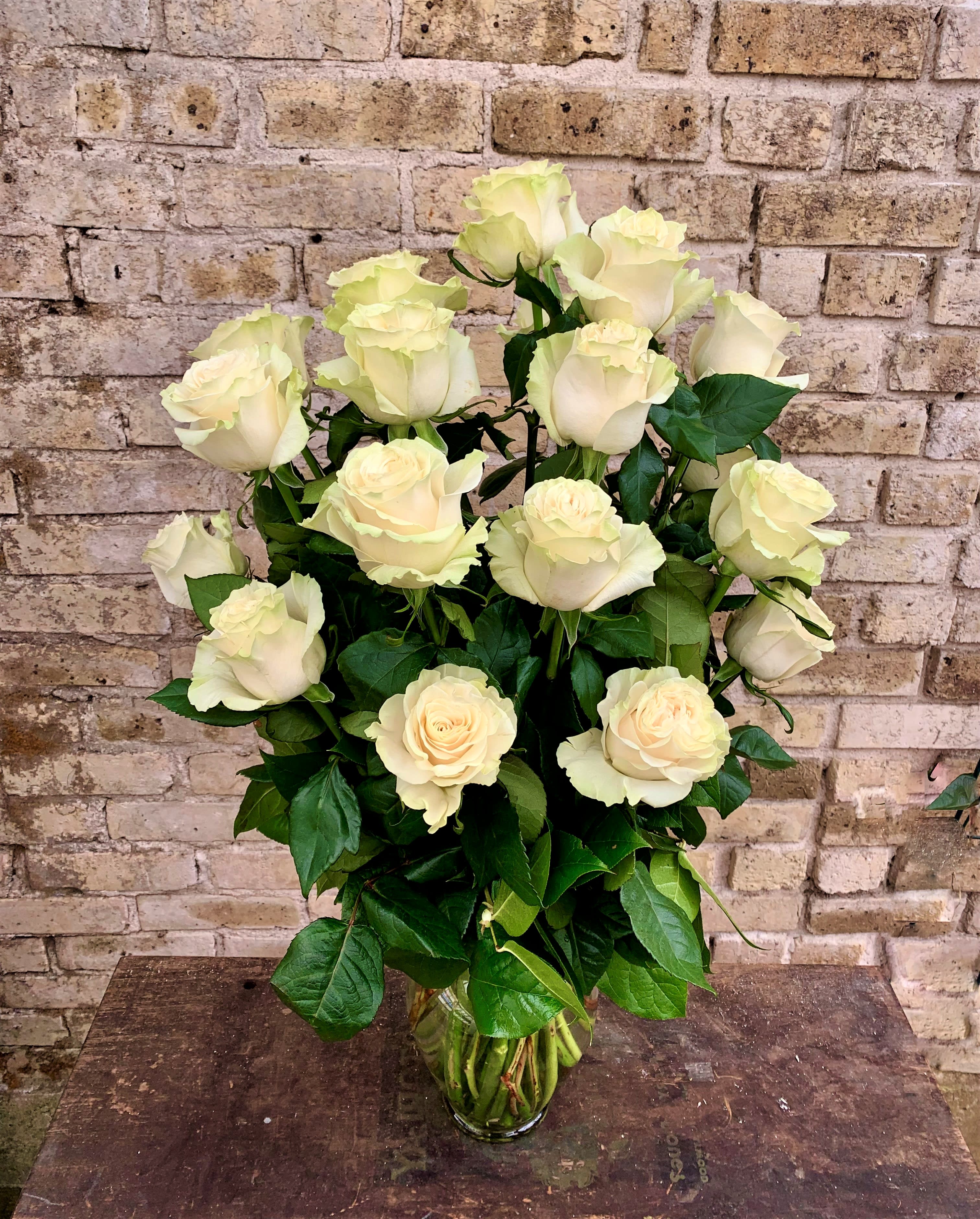 Bouquet of cream roses in a clear glass vase