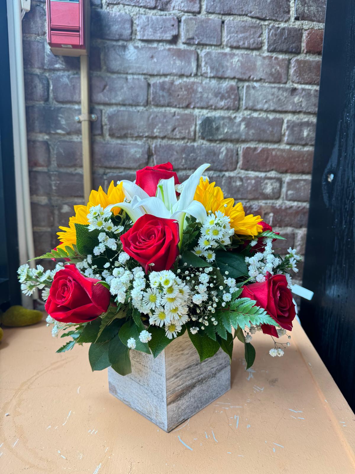 Elegancia. - Elegant arrangement for all occasions contains 9 red roses with lilies and sunflowers.