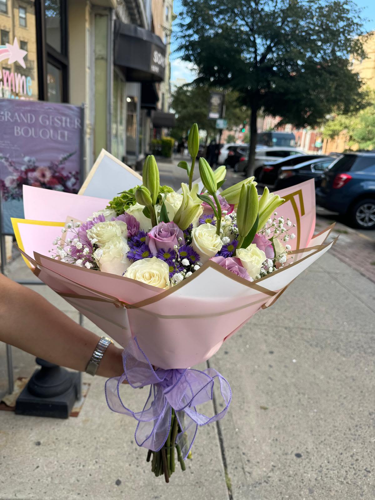 "Lavender Dreams"   - "Lavender Dreams" is an elegant floral arrangement that combines the purity of white roses with the serenity of purple roses. This bouquet conveys a sense of calm and sophistication, ideal for expressing feelings of eternal love, gratitude and peace. Perfect for special occasions or to add a touch of beauty and harmony to any space. Each flower has been carefully selected to create a composition that enchants and lingers in the memory.
