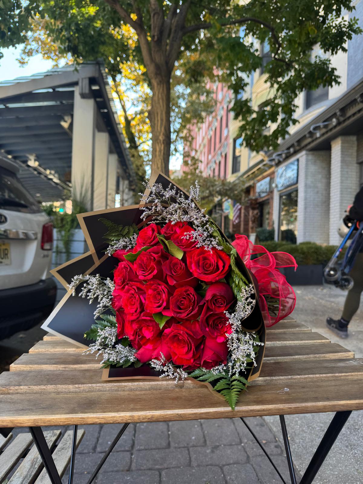 25 Red rouses bouquet. - Our classic Red Rose Bouquet is the perfect choice to express love and passion in its purest form. Each rose has been carefully selected for its intensity of color and freshness, forming an elegant and timeless bouquet that speaks from the heart.