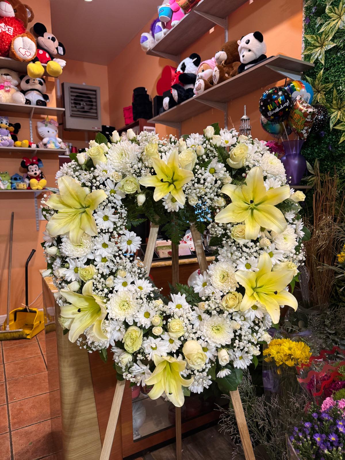 Everlasting heart - Composed of a delicate mix of white flowers, carnations and seasonal flowers, this arrangement conveys peace and comfort in times of loss.
