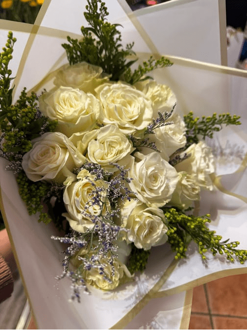 25 Roses White Bouquet - Classic bouquet of 25 White Roses: Elegance and Purity White roses represent purity, innocence and eternal love. This bouquet is made up of roses of the highest quality, ideal for transmitting a message of respect and deep devotion.