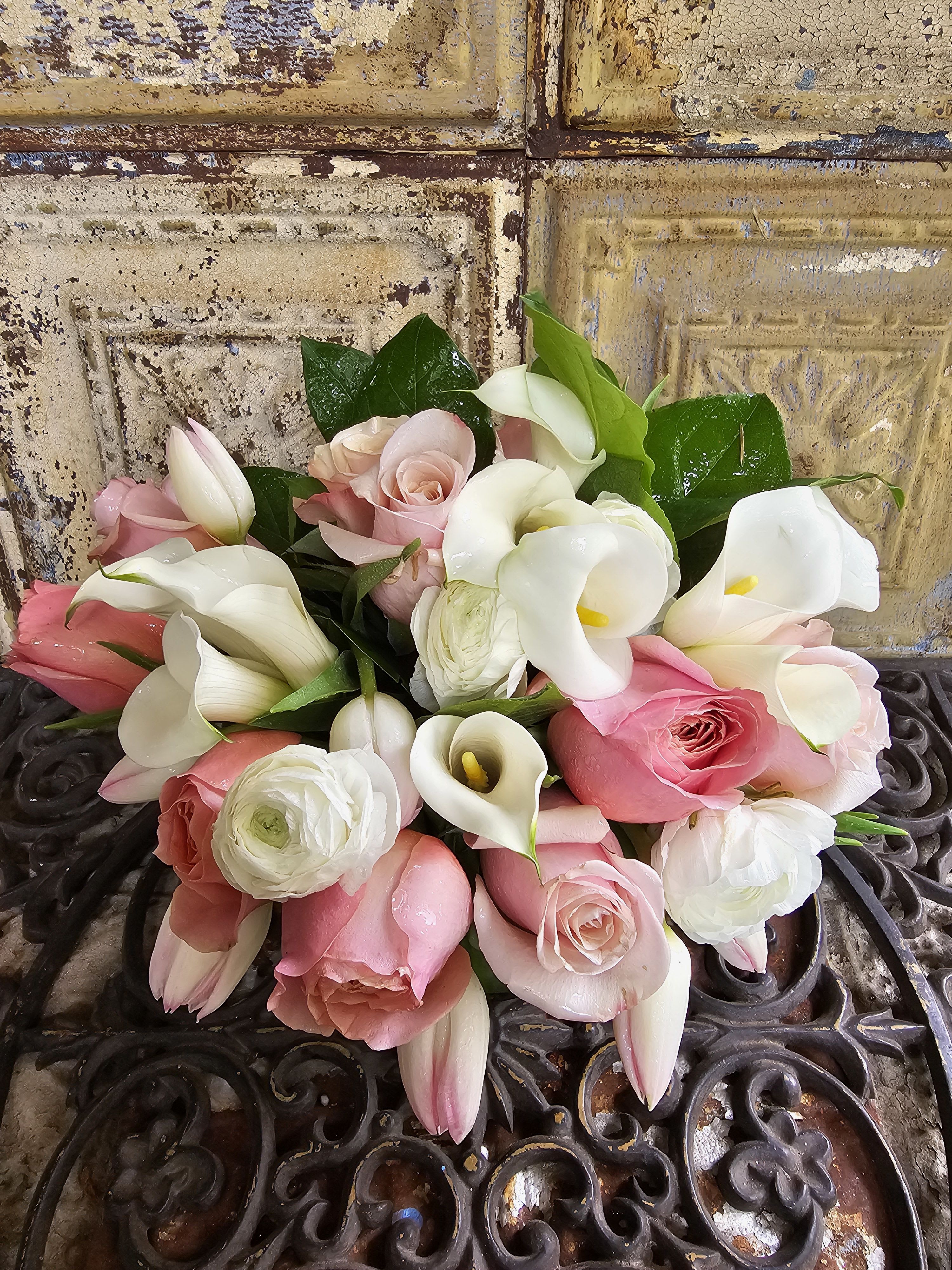 Bouquet of pink roses and white calla lilies