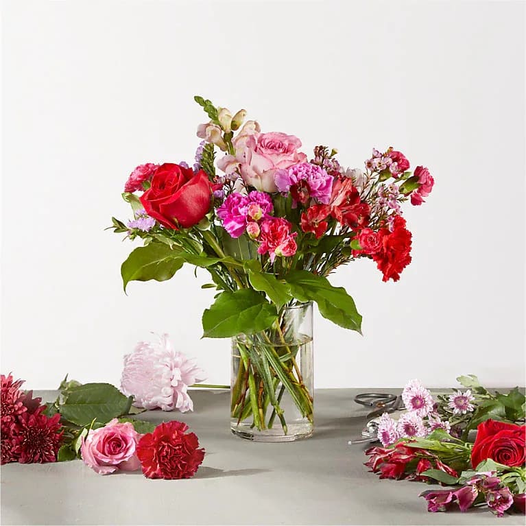 Bouquet of red and pink flowers in a clear glass vase