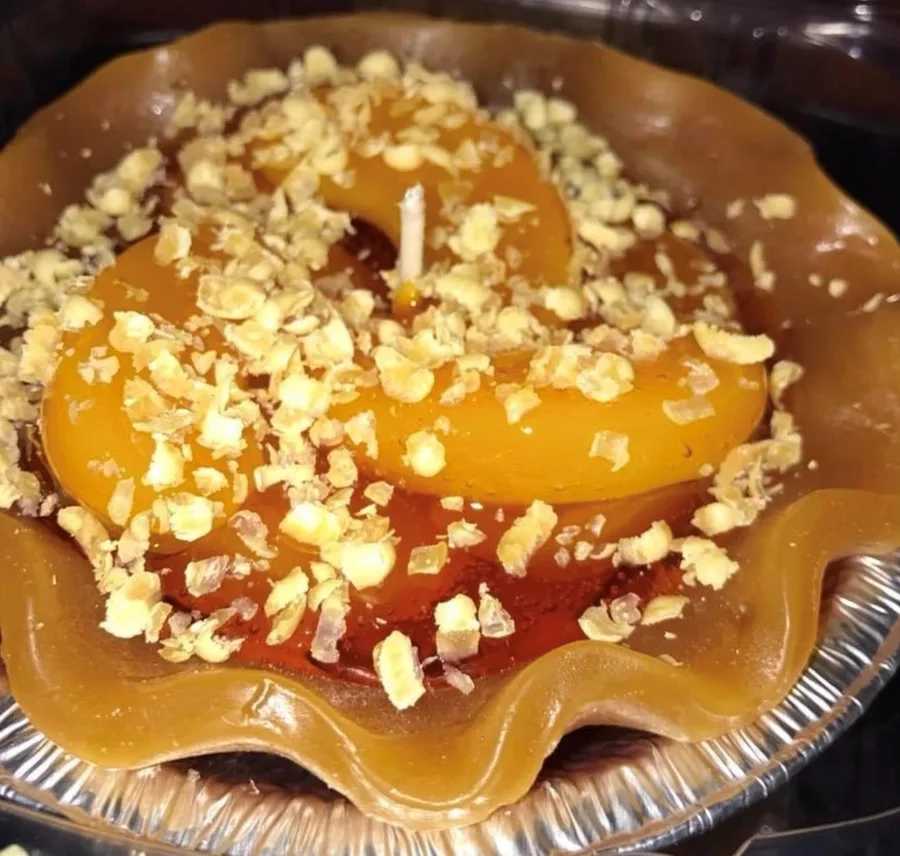 5" Peach Pie Tart Candle - Beautifully crafted pie tart candle that gives off aroma without having to be lit. Just set these out to enjoy the deep rich scent and the beautiful appearance.  Made in United States  Weight: 1 lb (453.59 g)  Dimensions: 6 x 6 x 4 in (15.2 x 15.2 x 10.2 cm)