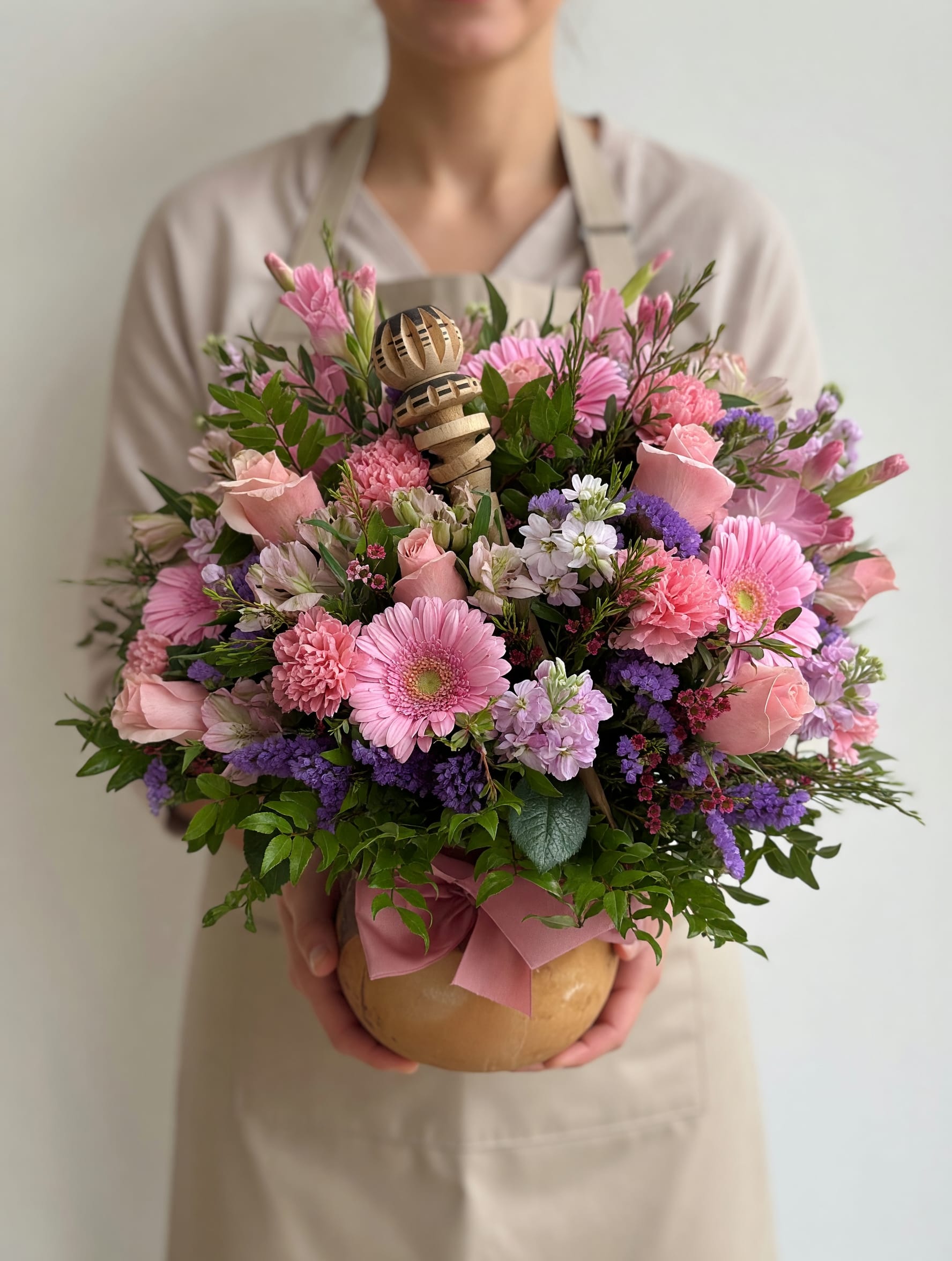 Dulce Esperanza  - Celebra a mamá con un arreglo floral diseñado para expresar todo lo que las palabras no pueden. Cada detalle de nuestras creaciones está cuidadosamente seleccionado para transmitir amor, gratitud y elegancia. Este diseño combina tonos suaves y flores frescas que crean una composición armoniosa, perfecta para sorprender y emocionar. En Floral Arte LLC, transformamos flores en momentos inolvidables, porque sabemos que mamá merece un regalo tan especial como ella. 