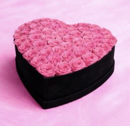 Black heart shaped box with roses - Heart-shaped box with the freshest roses, adorn it, indicate in special instructions if you want it with butterflies and a crown or butterflies or chocolates, personalize it your way, place your special instructions, it is a great pleasure for us to assist you.